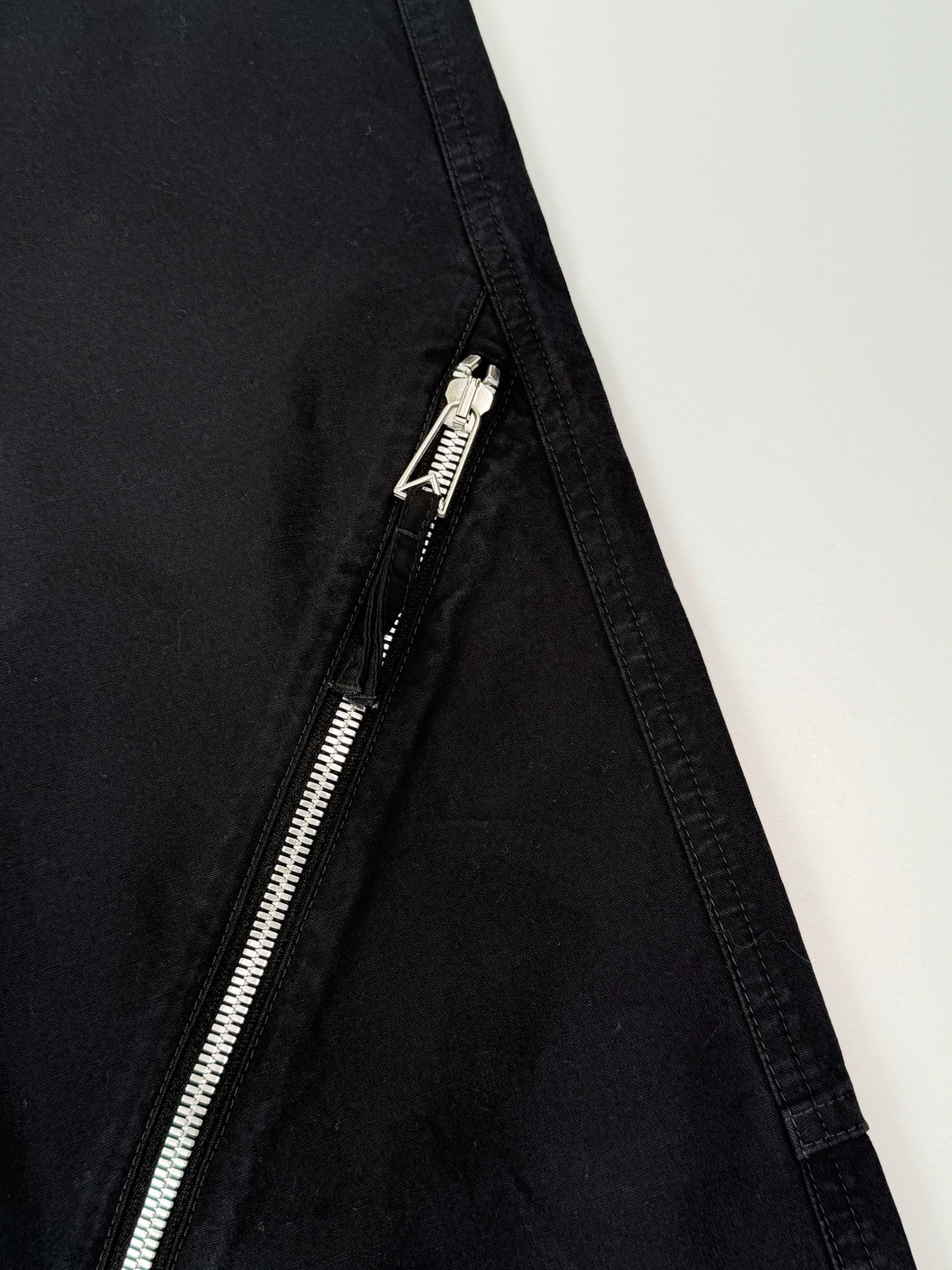 Pantaloni Neri Con Zip Diagonali E Tasche Laterali