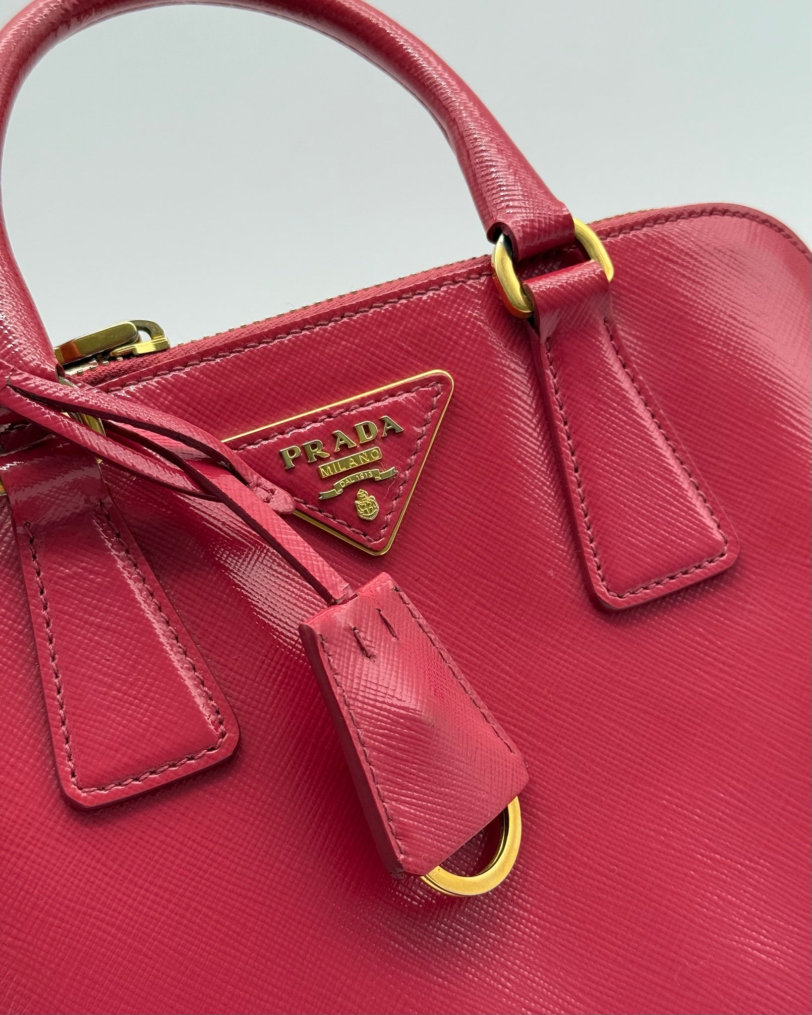 Borsa Prada In Pelle Saffiano Rosso Lampone Con Tracolla E Logo Oro