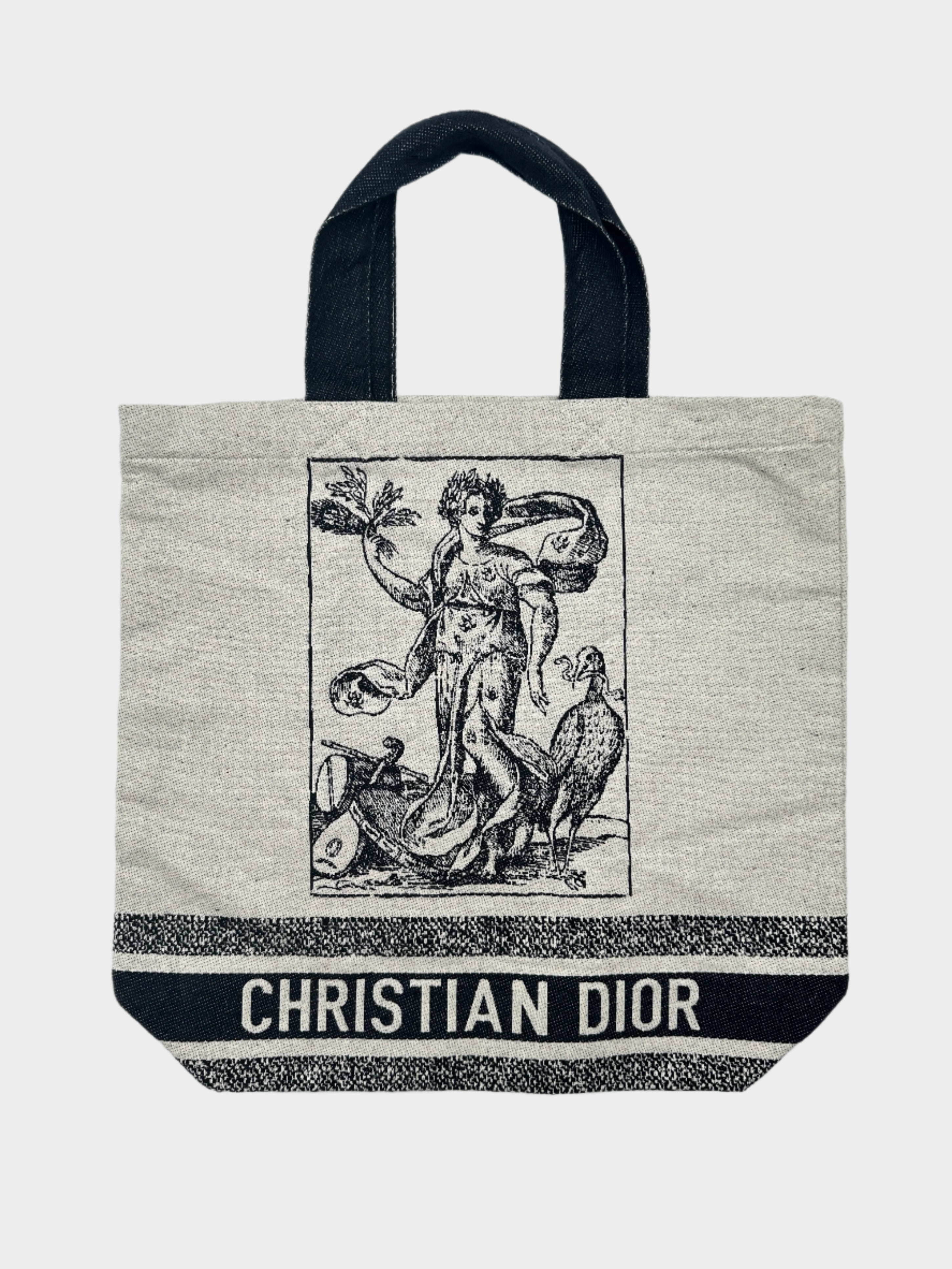 Scopri la Dior Cruise 2021 Tote Bag in tela. Design esclusivo con stampe artistiche, logo Christian Dior e dettagli iconici. Acquista ora su Qlhype !