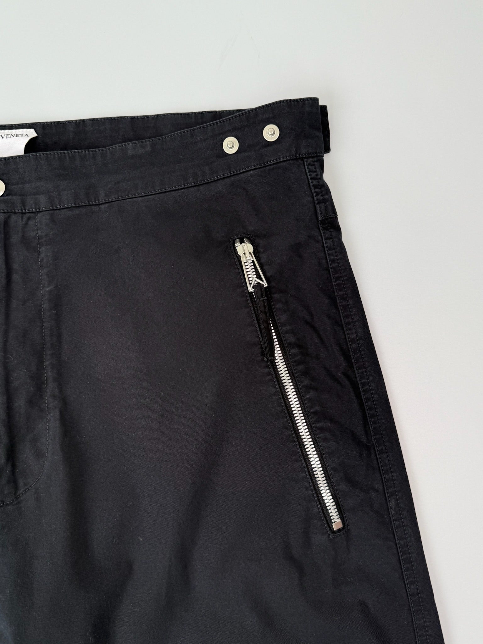 Pantaloni Neri Con Zip Diagonali E Tasche Laterali
