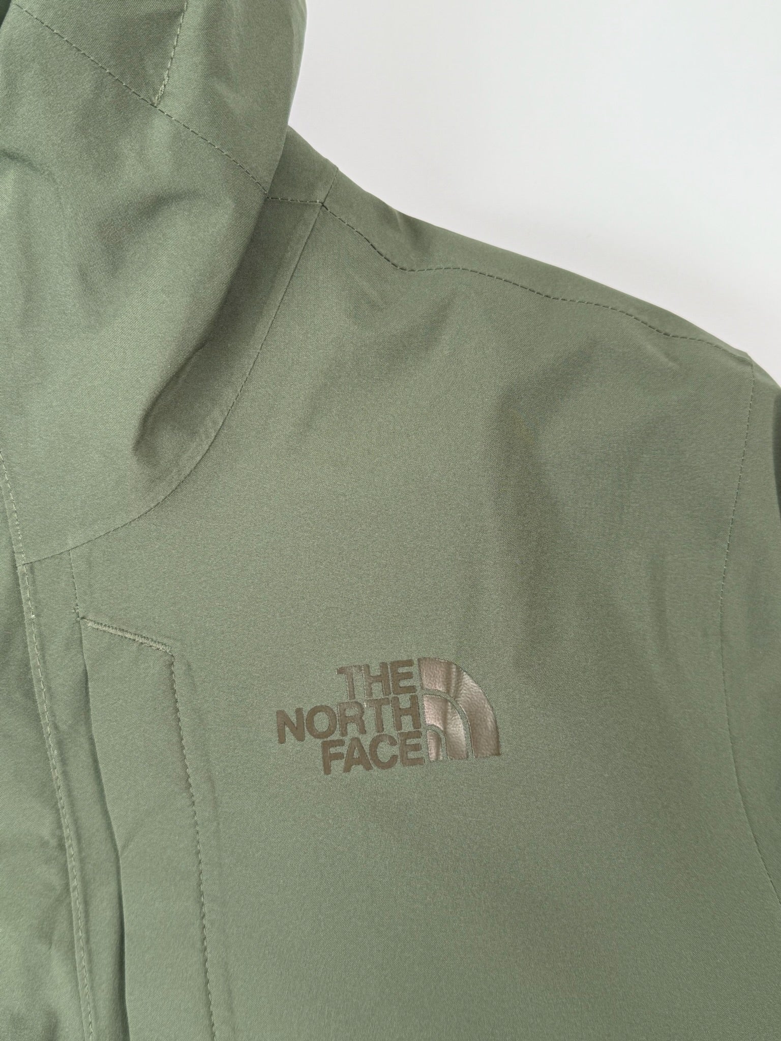 Giacca Impermeabile Verde Con Cappuccio E Logo