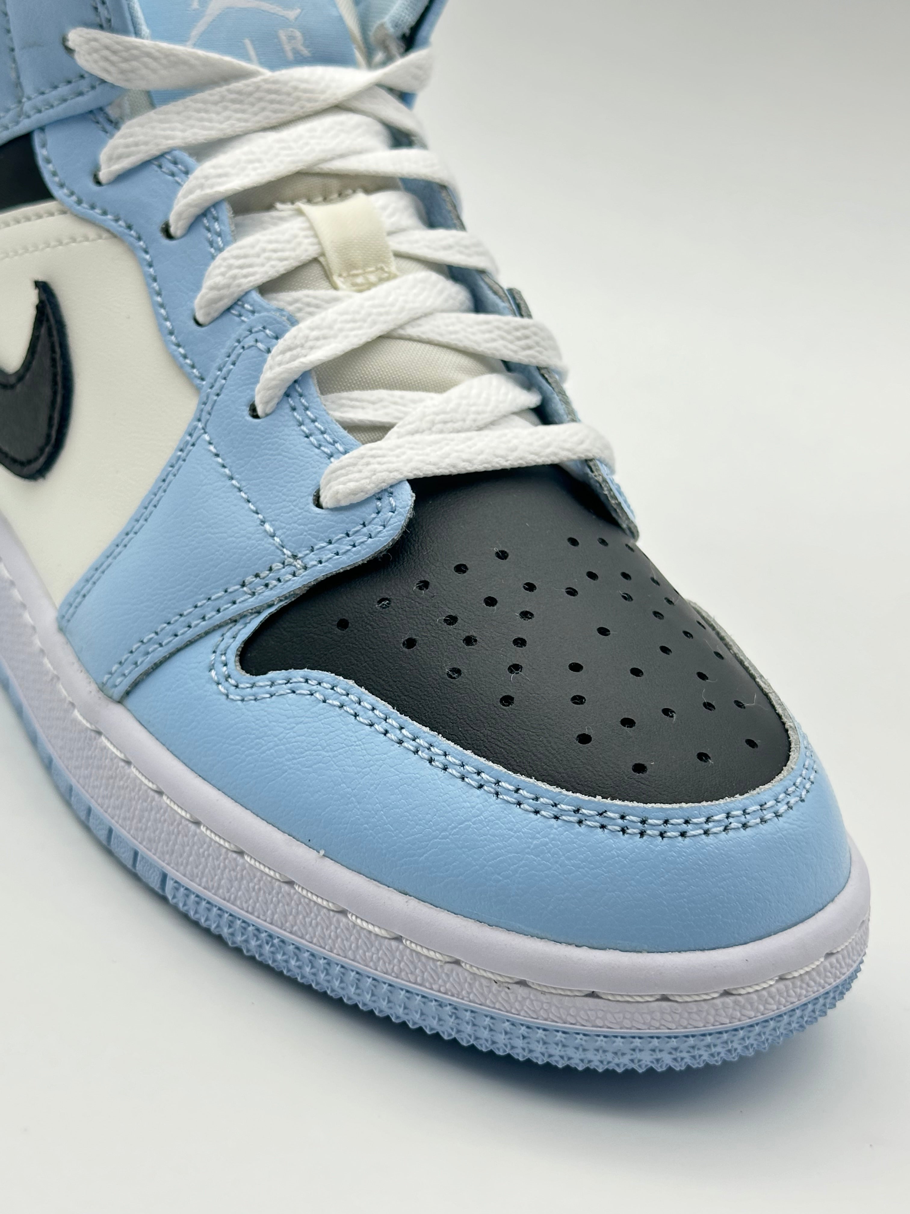 Jordan 1 Mid Ice Blue