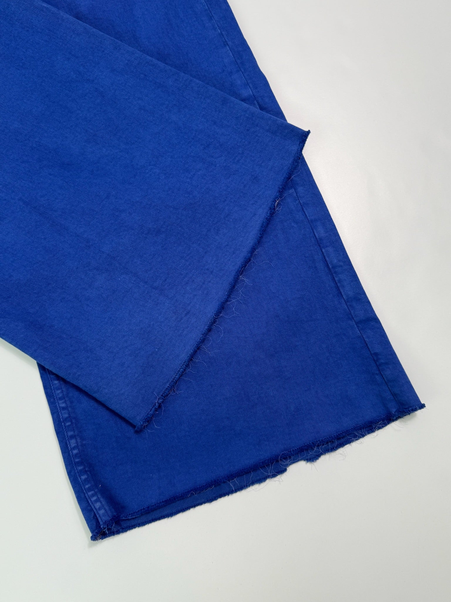 Pantaloni In Denim Blu A Gamba Larga Con Cintura Rossa Integrata