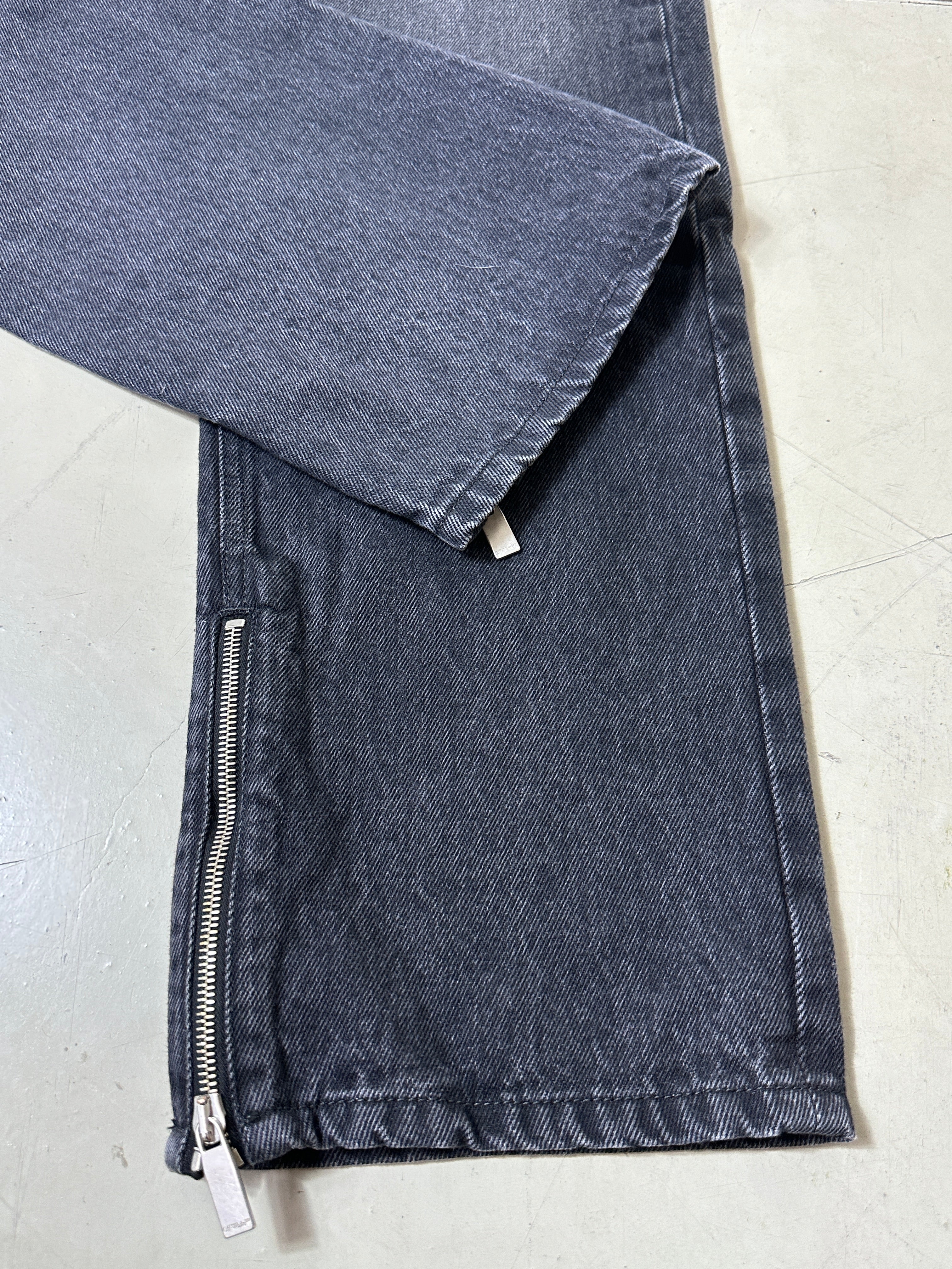 Jeans Zipper Detail