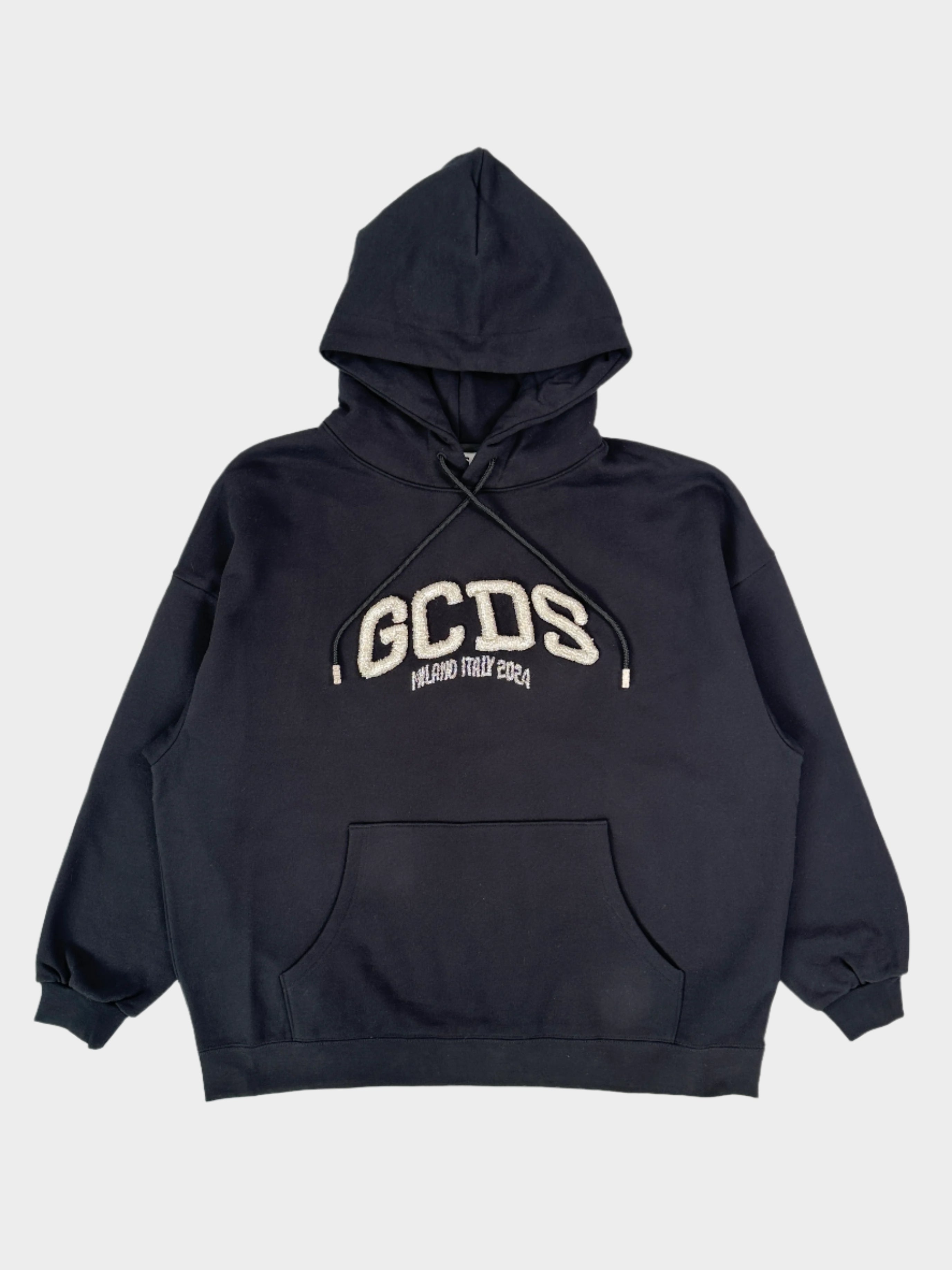 Felpa oversize GCDS in cotone nero con logo ricamato in perline trasparenti. Look streetwear di lusso Made in Italy.