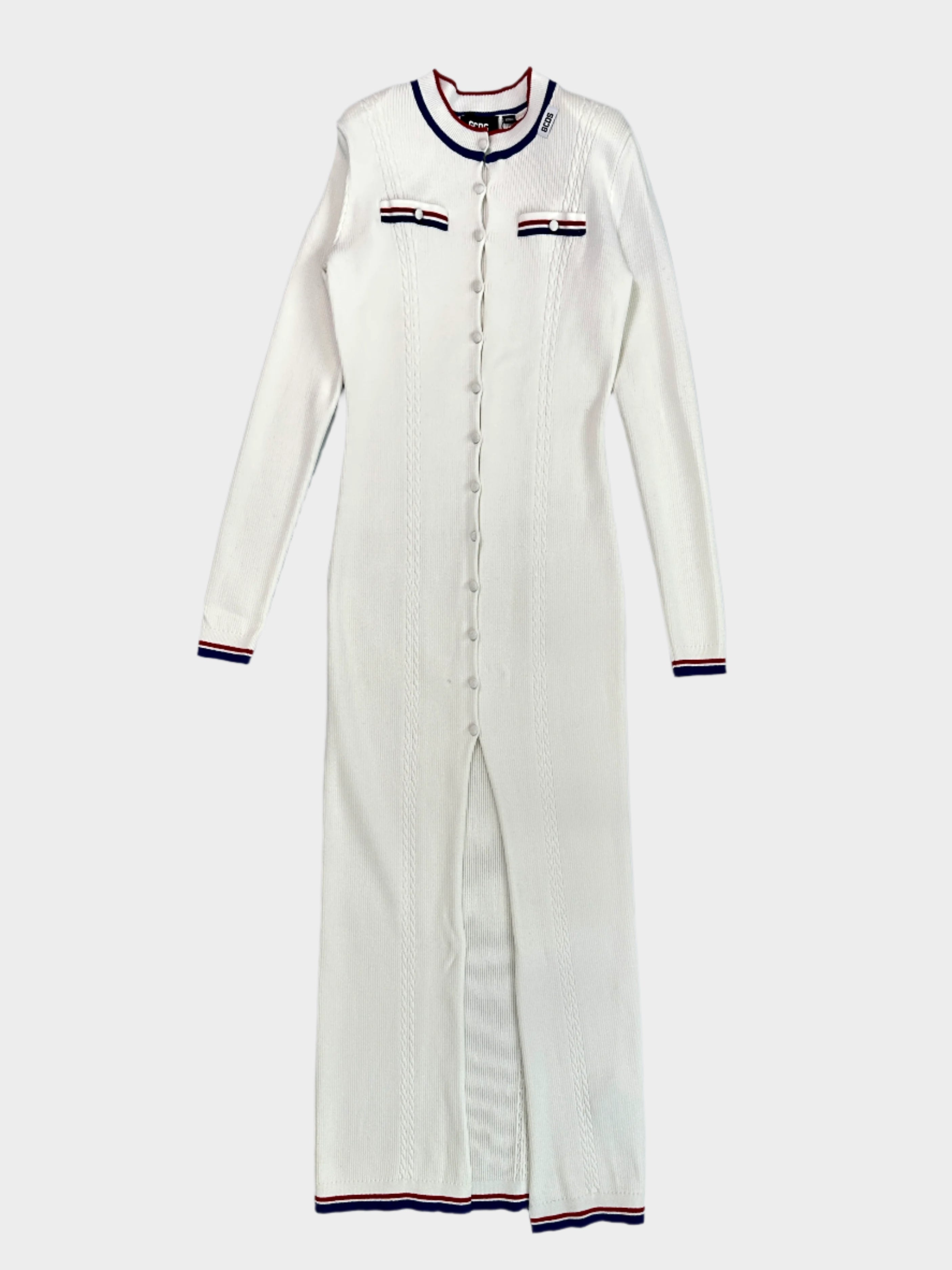 Abito lungo in maglia GCDS bianco con dettagli tricolore, bottoni ricoperti e tasche decorative. Stile elegante e contemporaneo.


