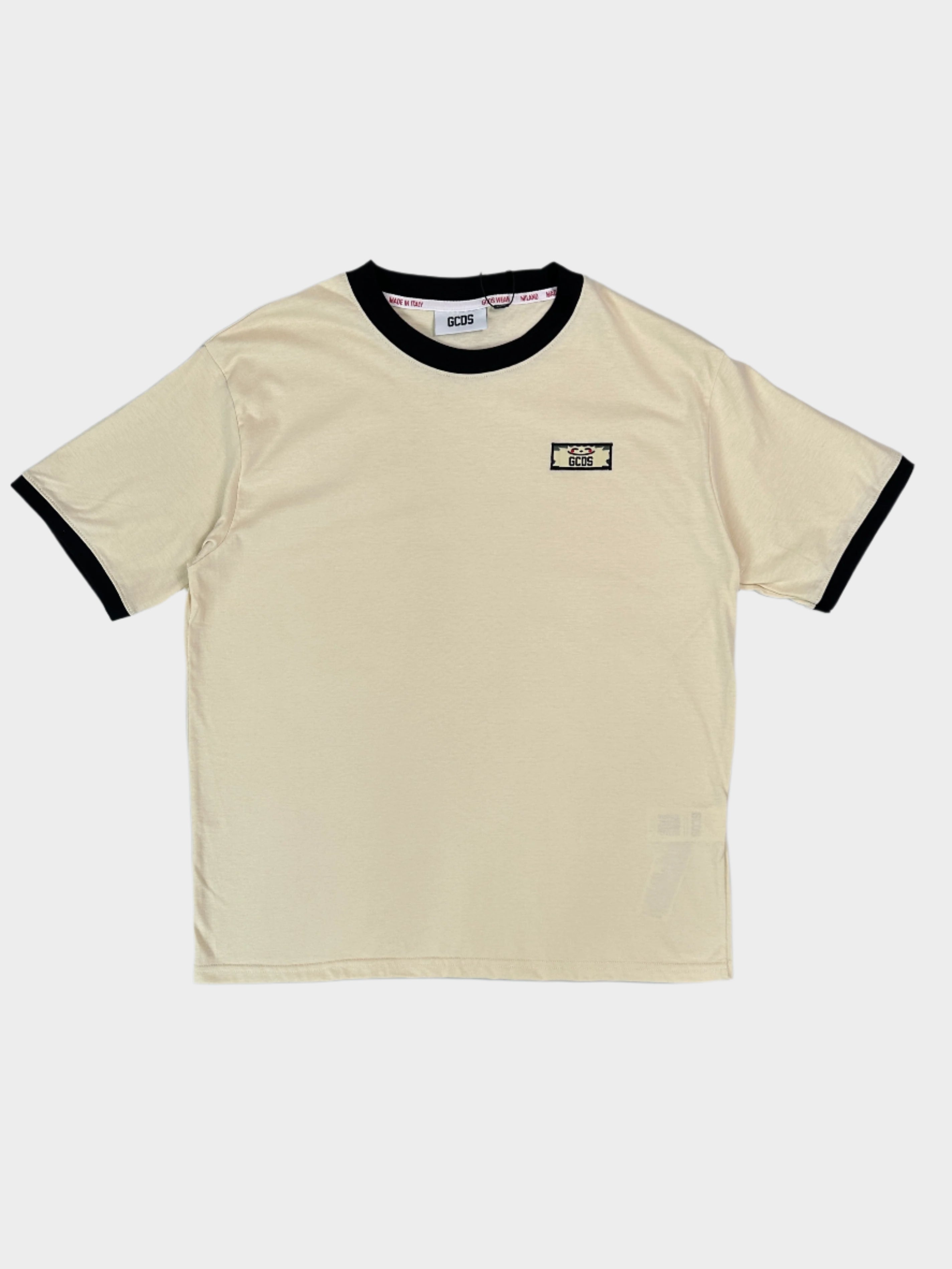 T-shirt GCDS beige in cotone con patch logo ricamata e bordi a contrasto. Stile loose fit e streetwear. Acquista ora su Qlhype!