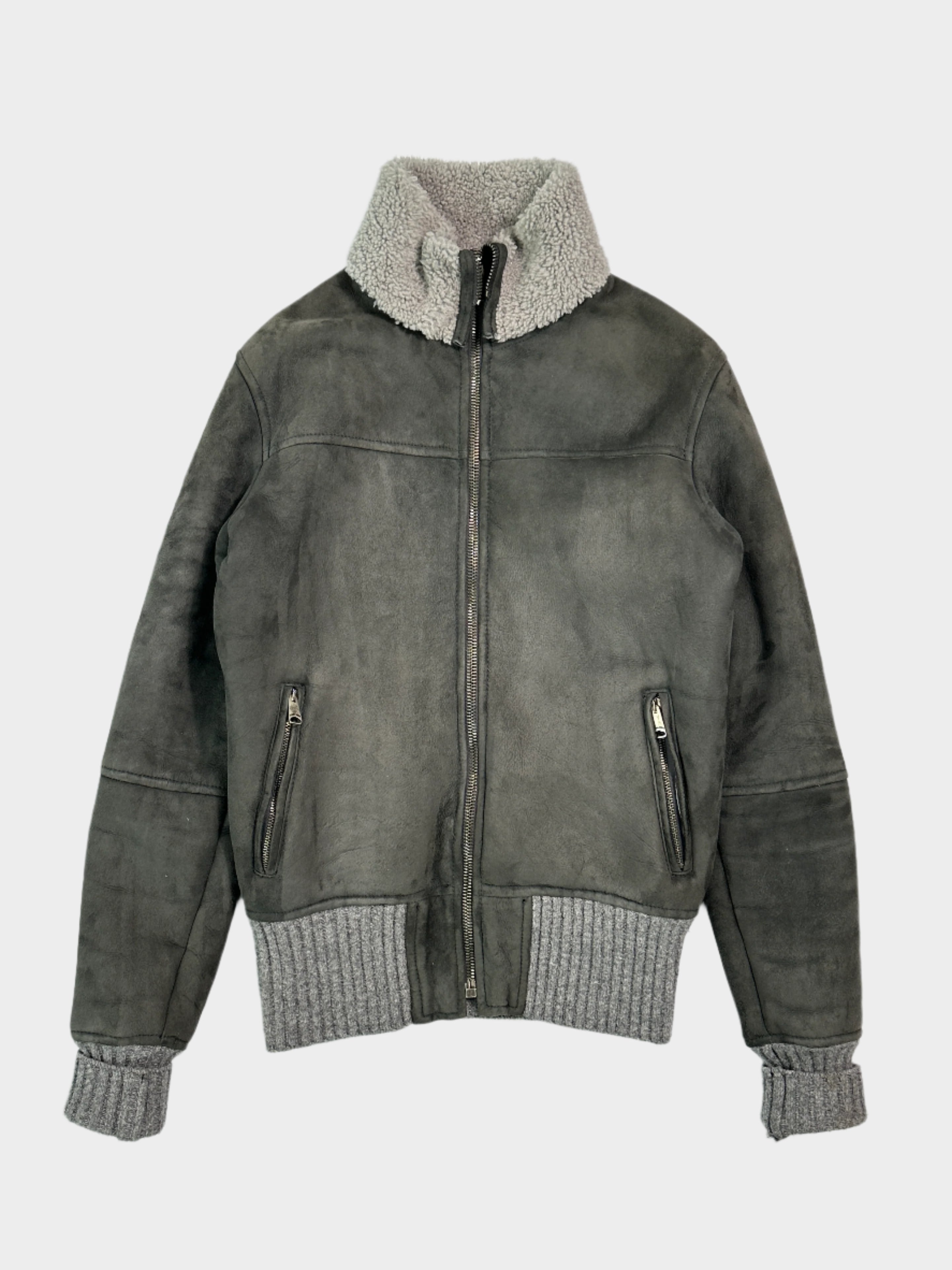 Scopri la giacca in pelle scamosciata di Giorgio Brato con dettagli shearling. Artigianato italiano e stile premium per un look esclusivo. Acquista ora su Qlhype!