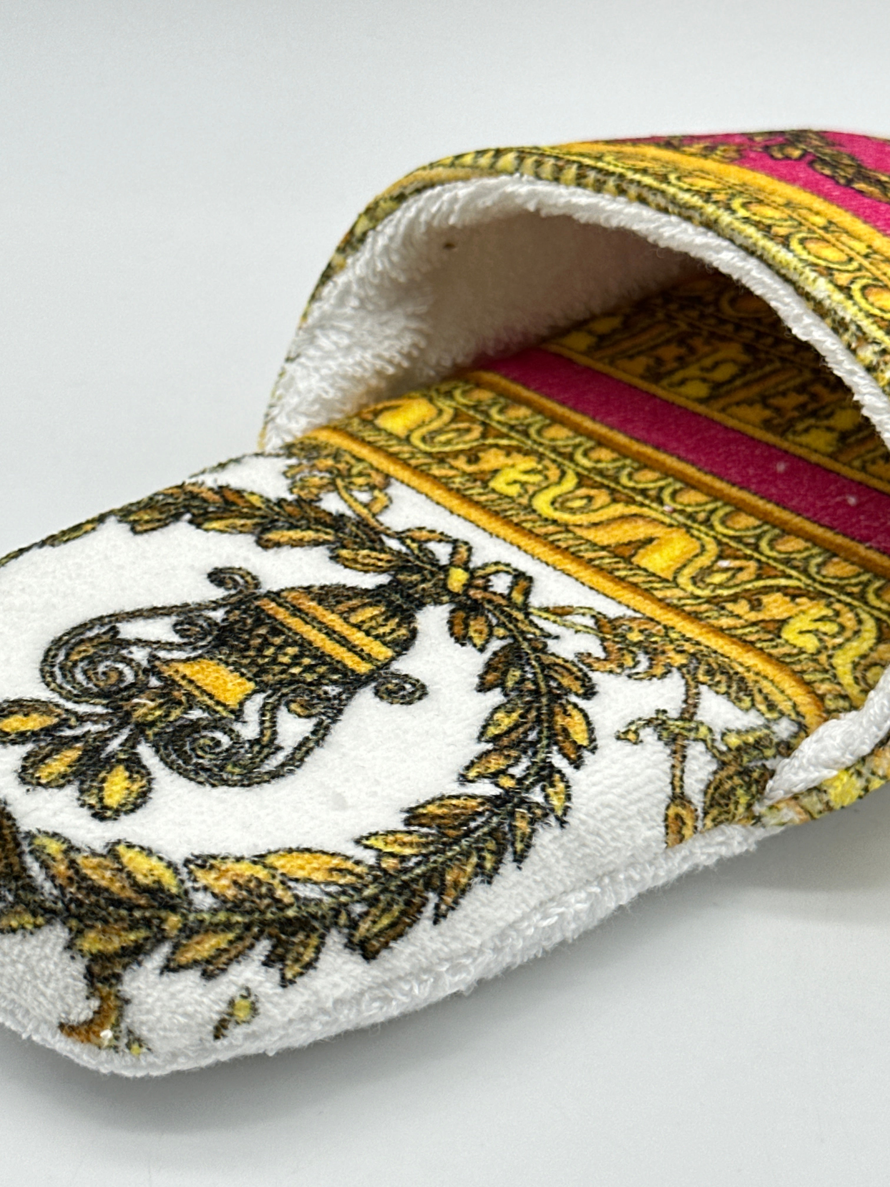 Sponge Slippers With Baroque Pattern
