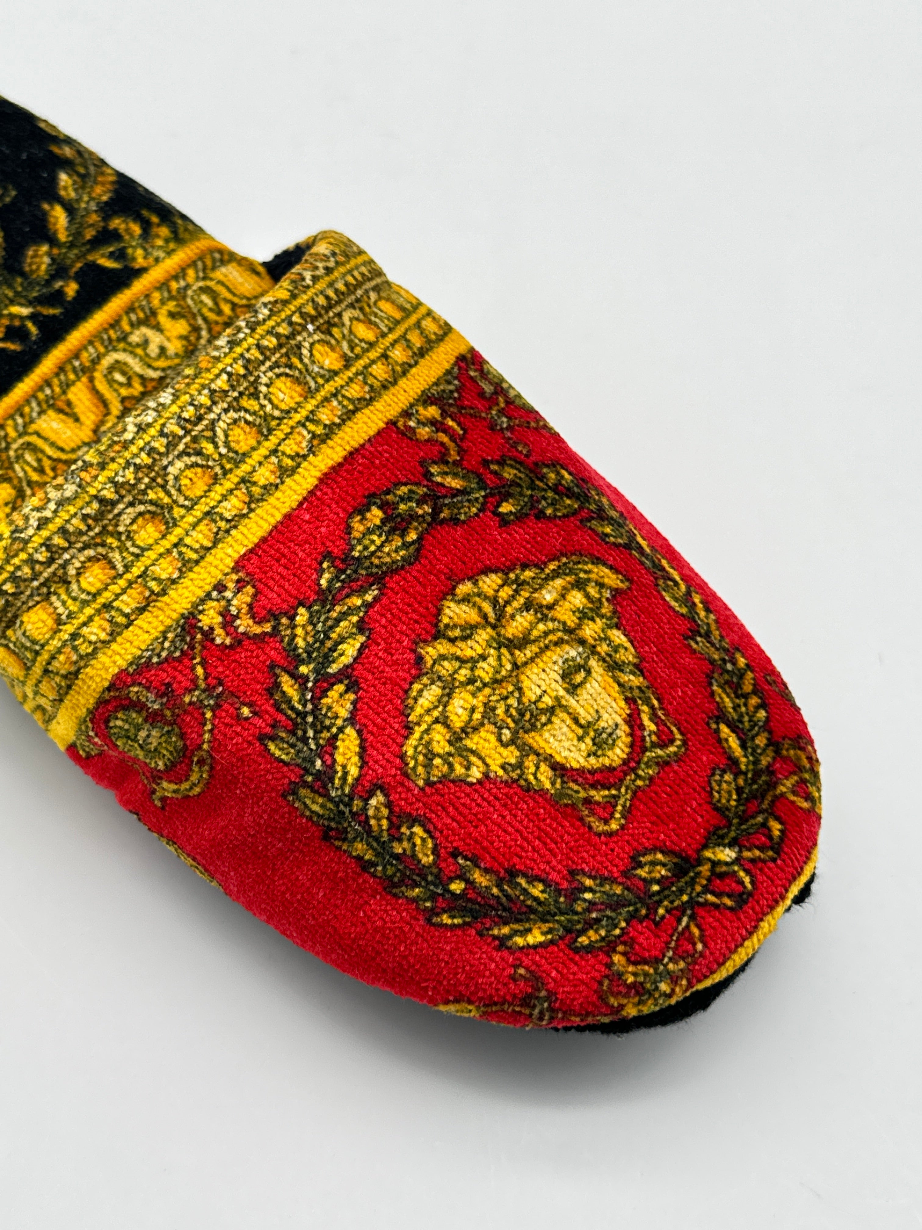 Sponge Slippers With Baroque Pattern