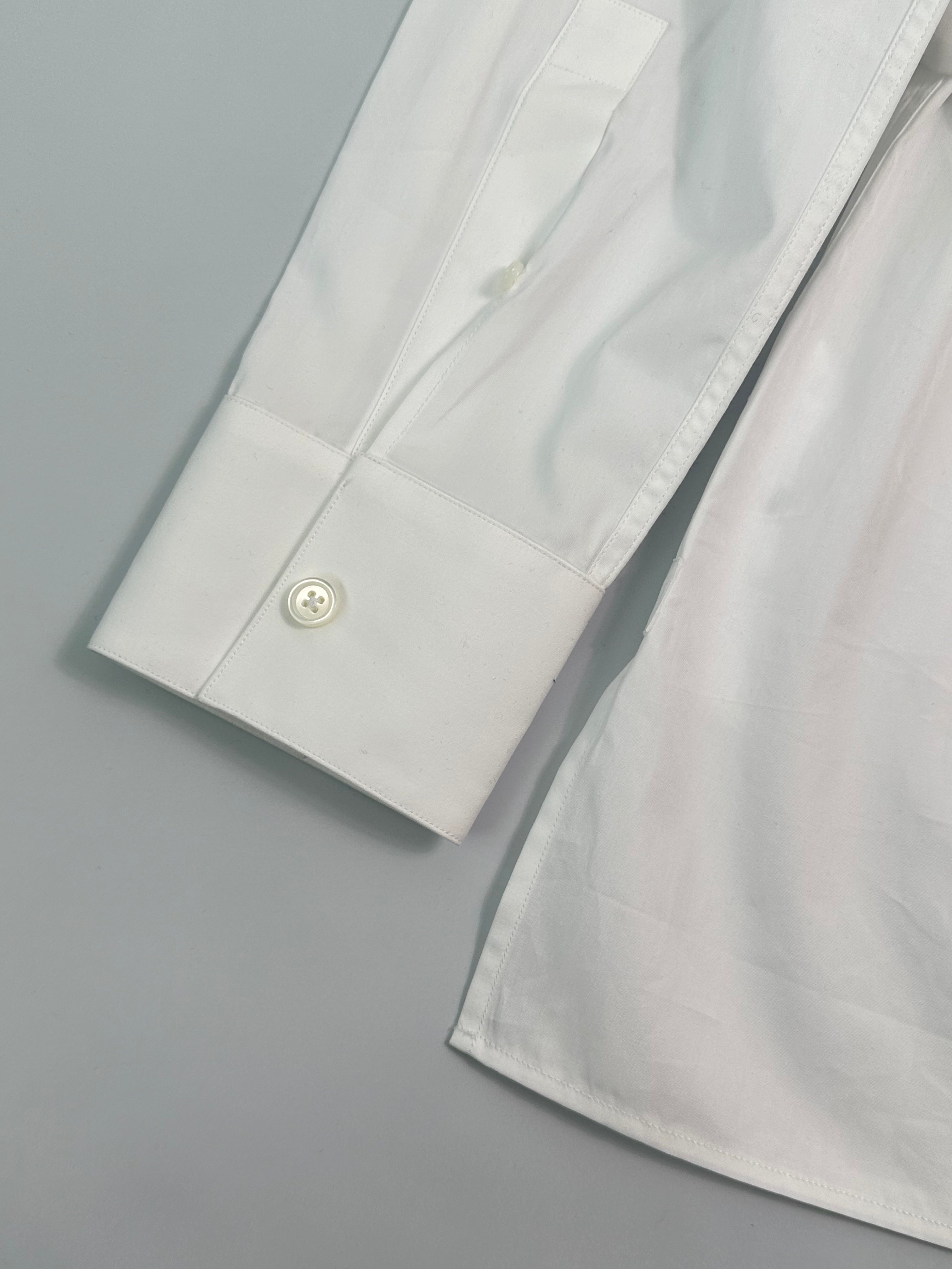 Camicia Bianca Con Fibbia Asimmetrica In Metallo