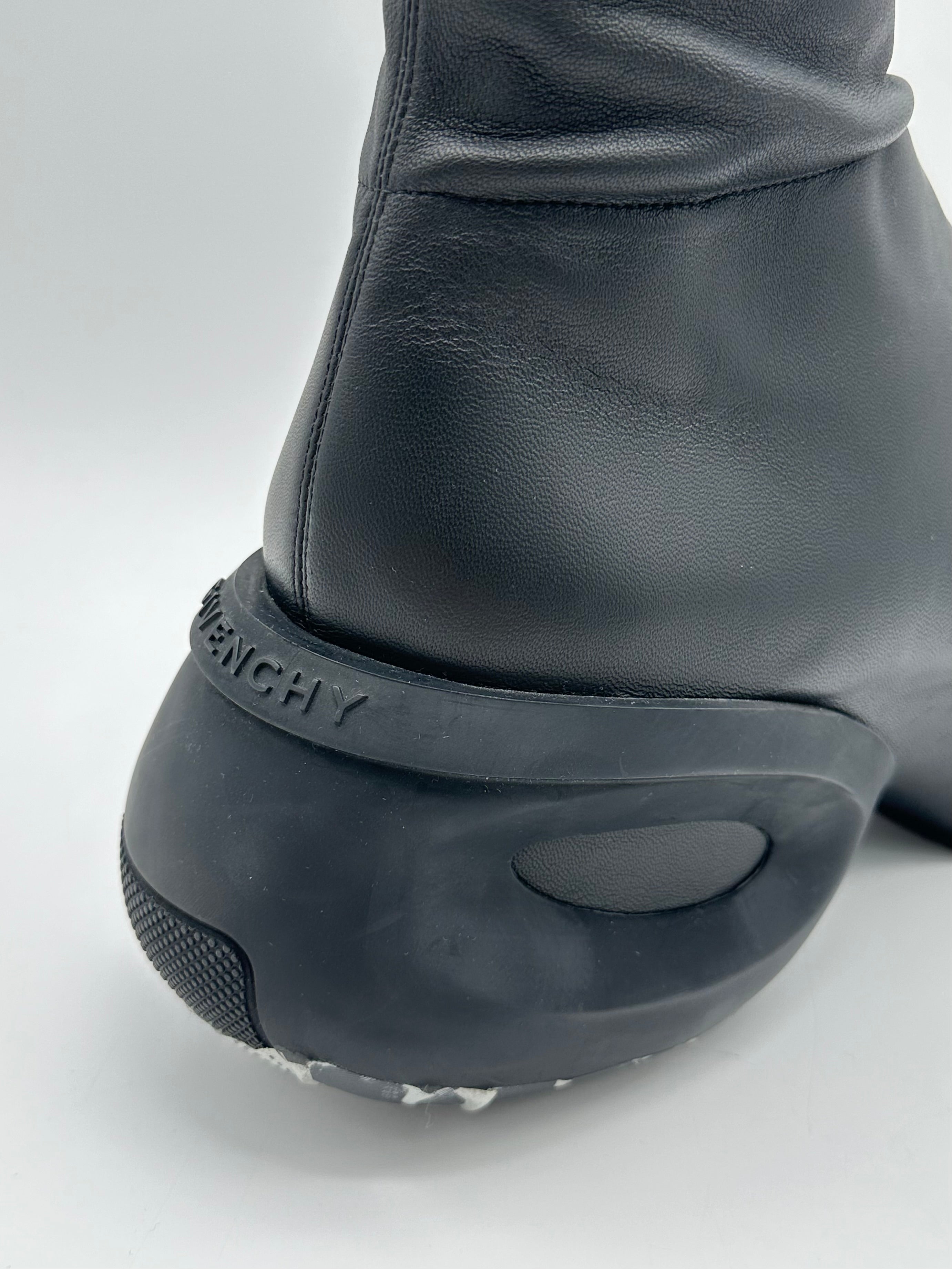 Stivali Show In Pelle Nera Con Suola Flat