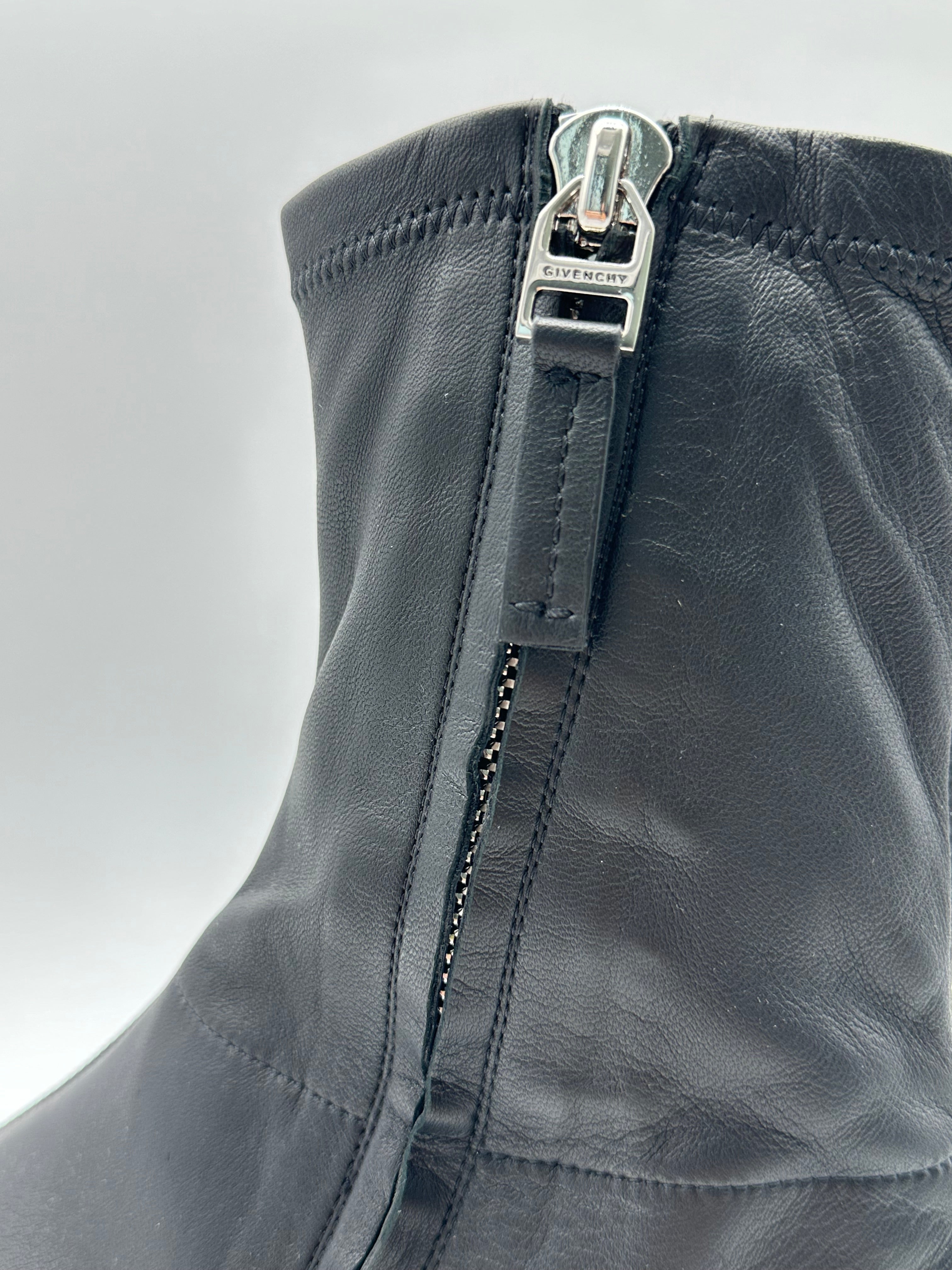 Stivali Show In Pelle Nera Con Suola Flat