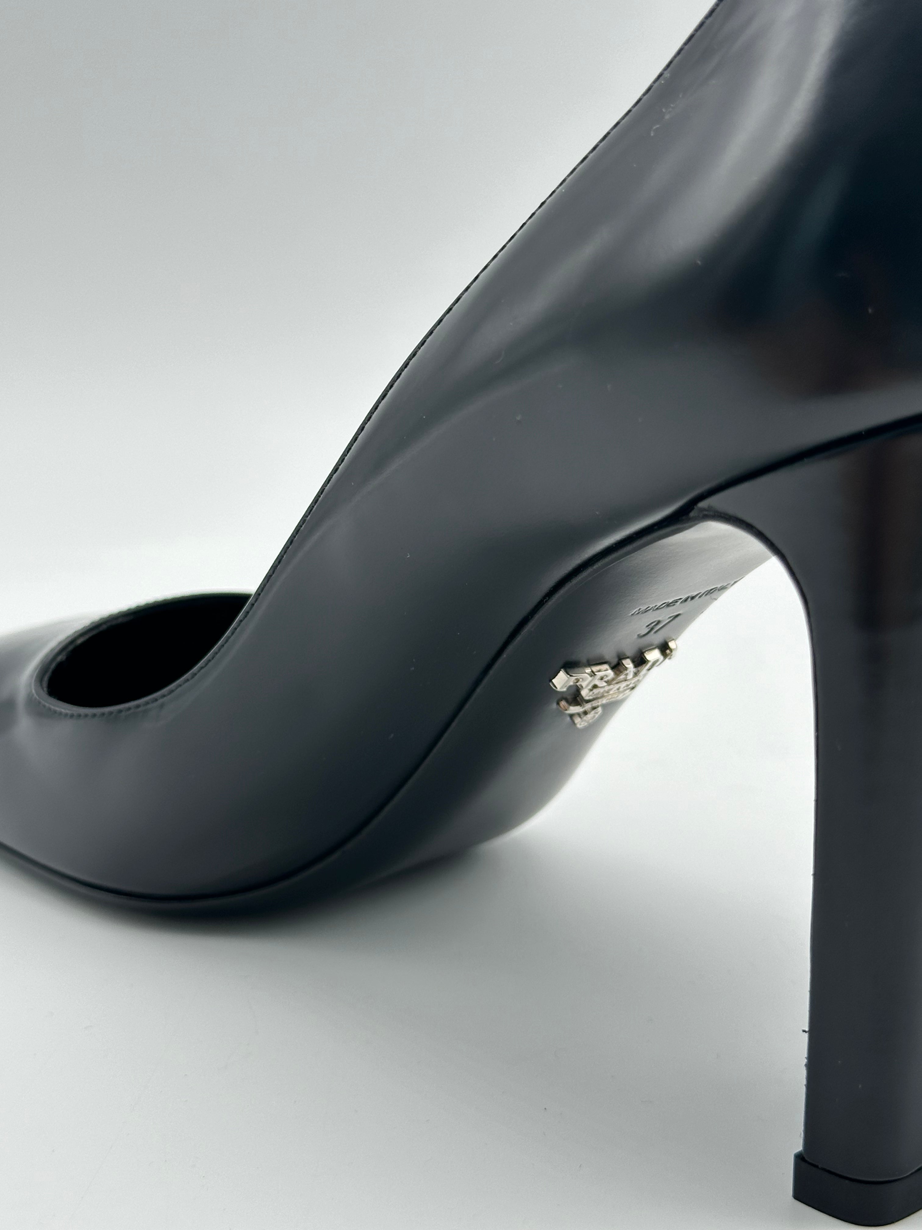 Décolleté In Pelle Nera Con Tacco Largo