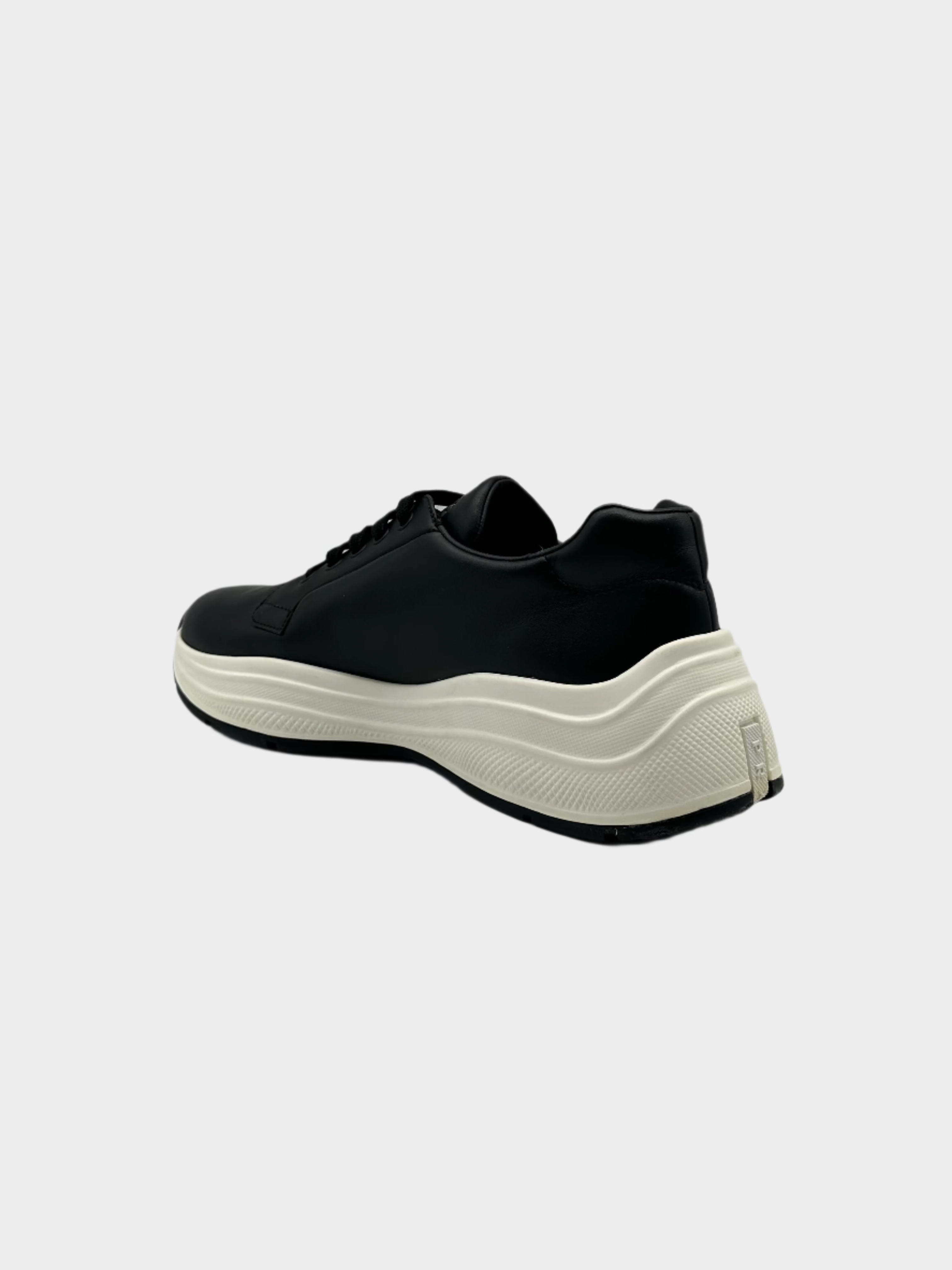 Sneakers Nere Con Suola Bianca E Logo Sul Retro