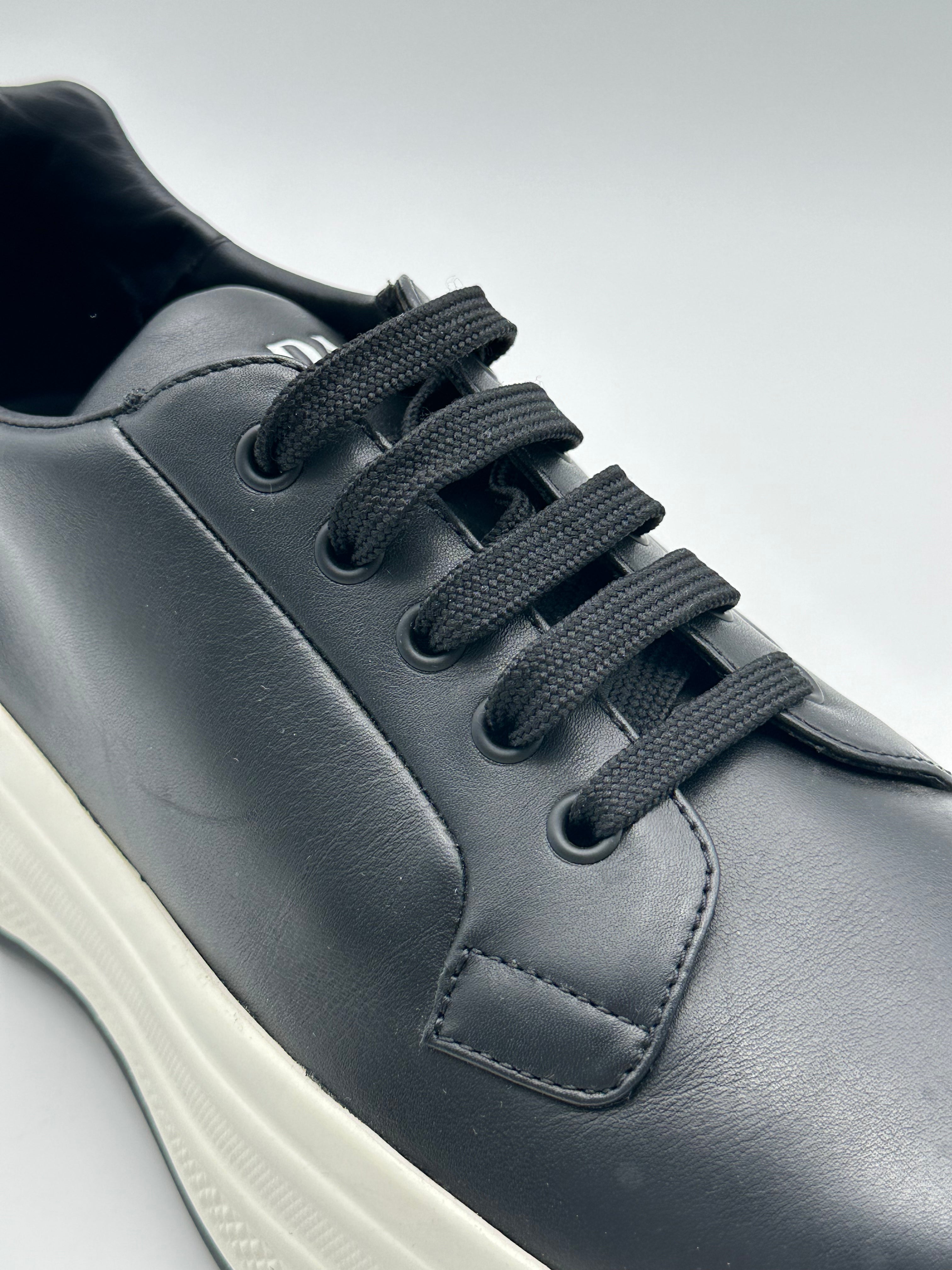 Sneakers Nere Con Suola Bianca E Logo Sul Retro