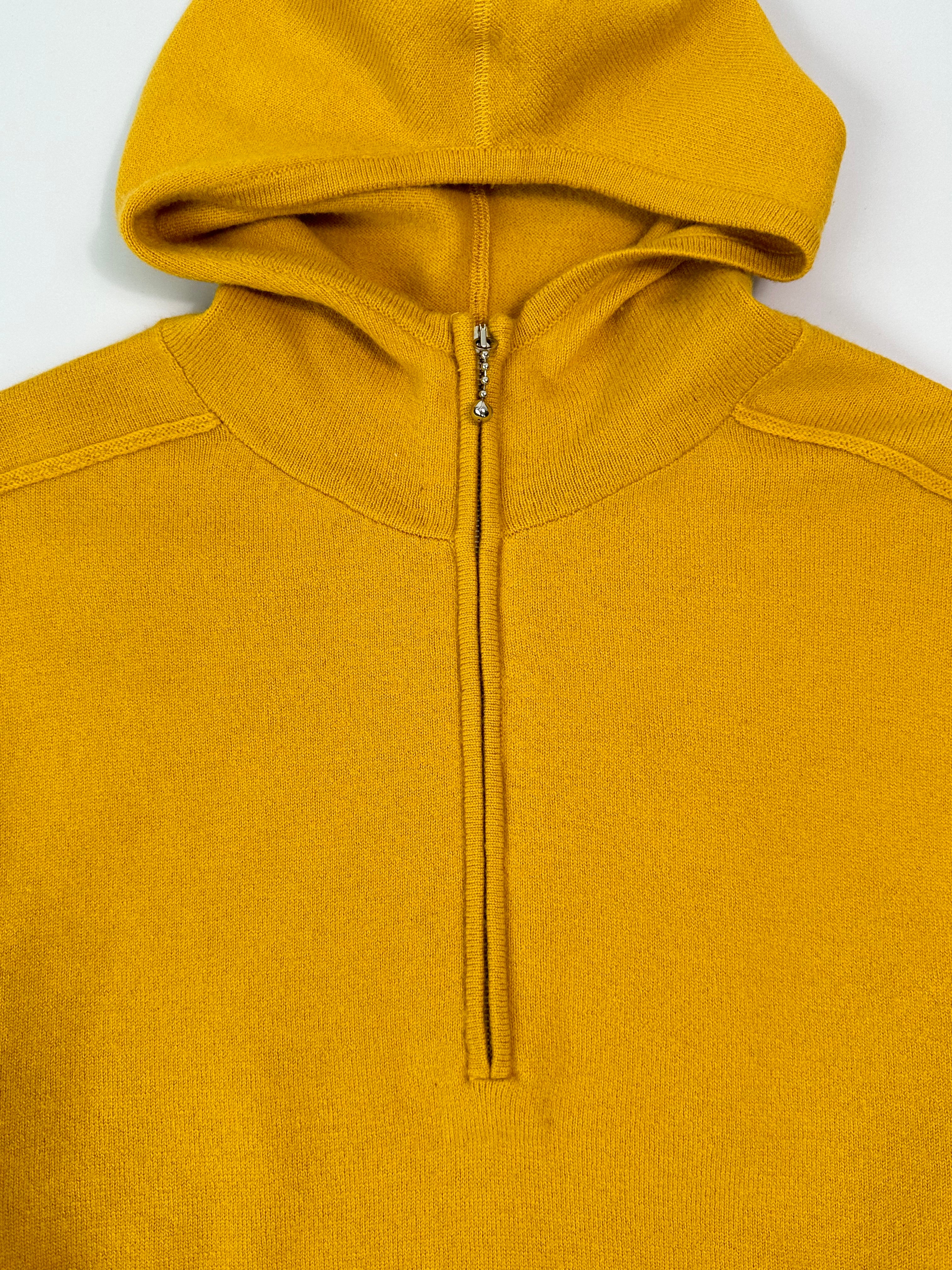 Maglione Con Cappuccio Giallo E Ricamo Sul Retro