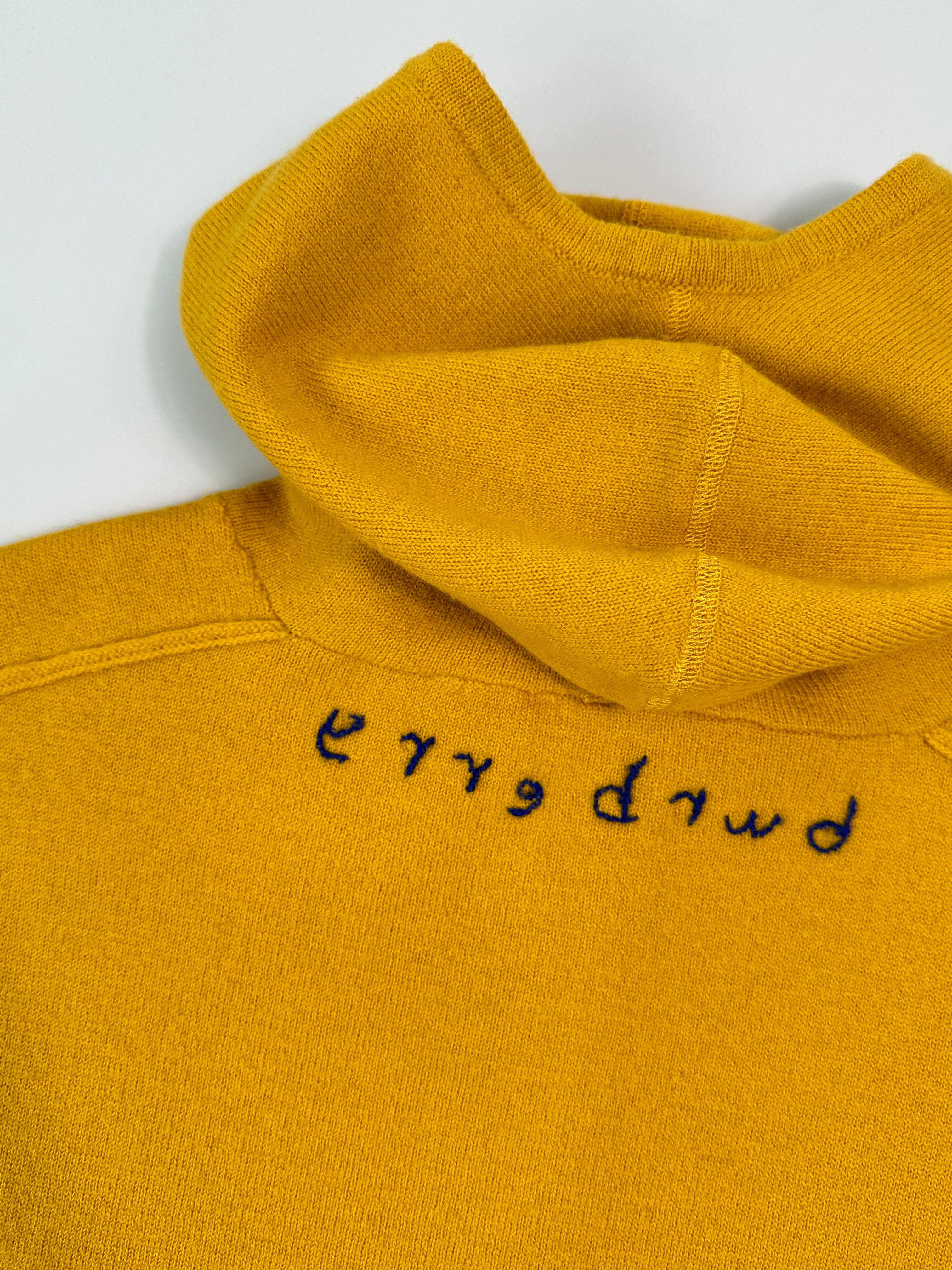 Maglione Con Cappuccio Giallo E Ricamo Sul Retro
