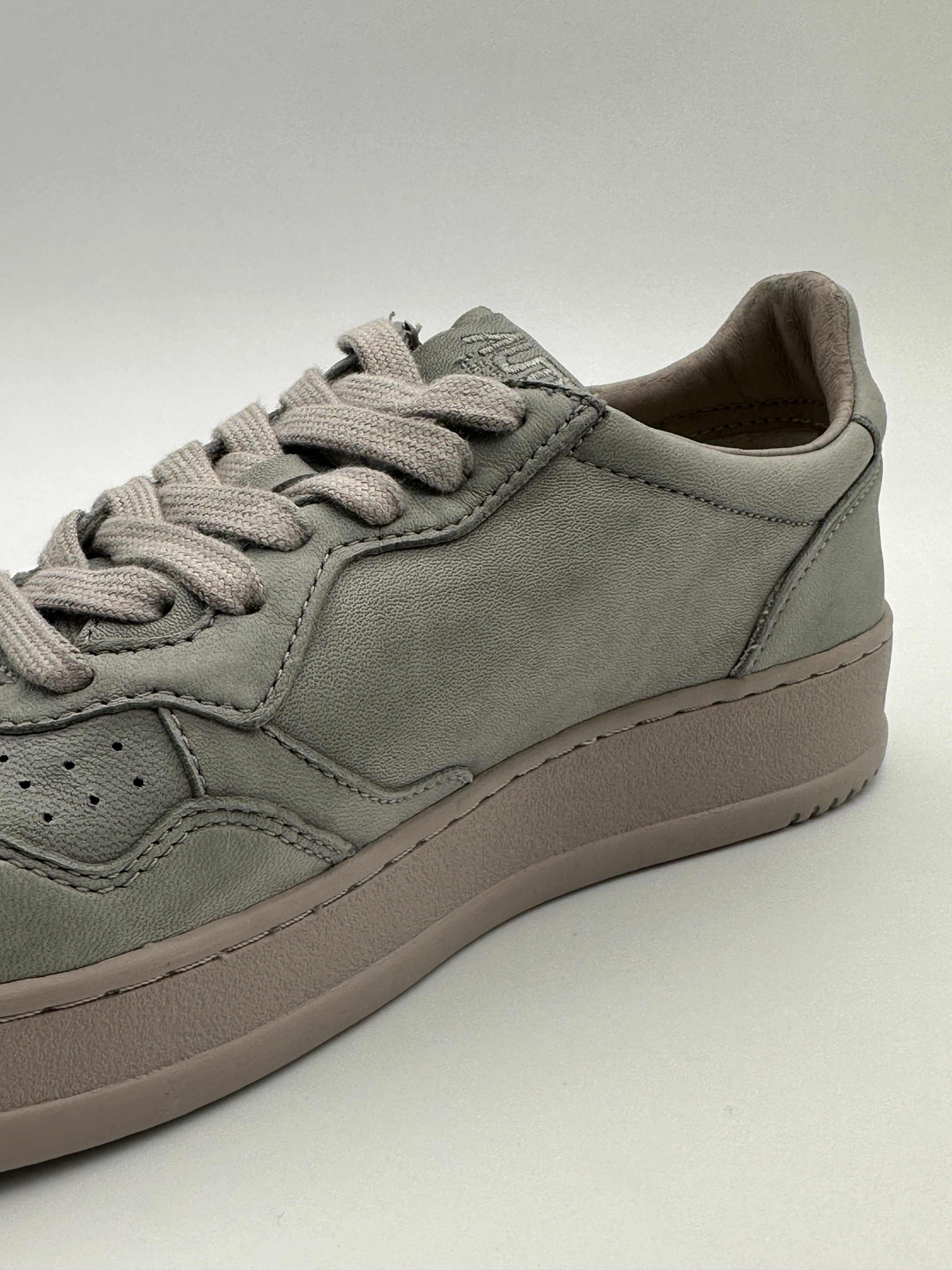 Medalist Low Sneakers Matt Grey