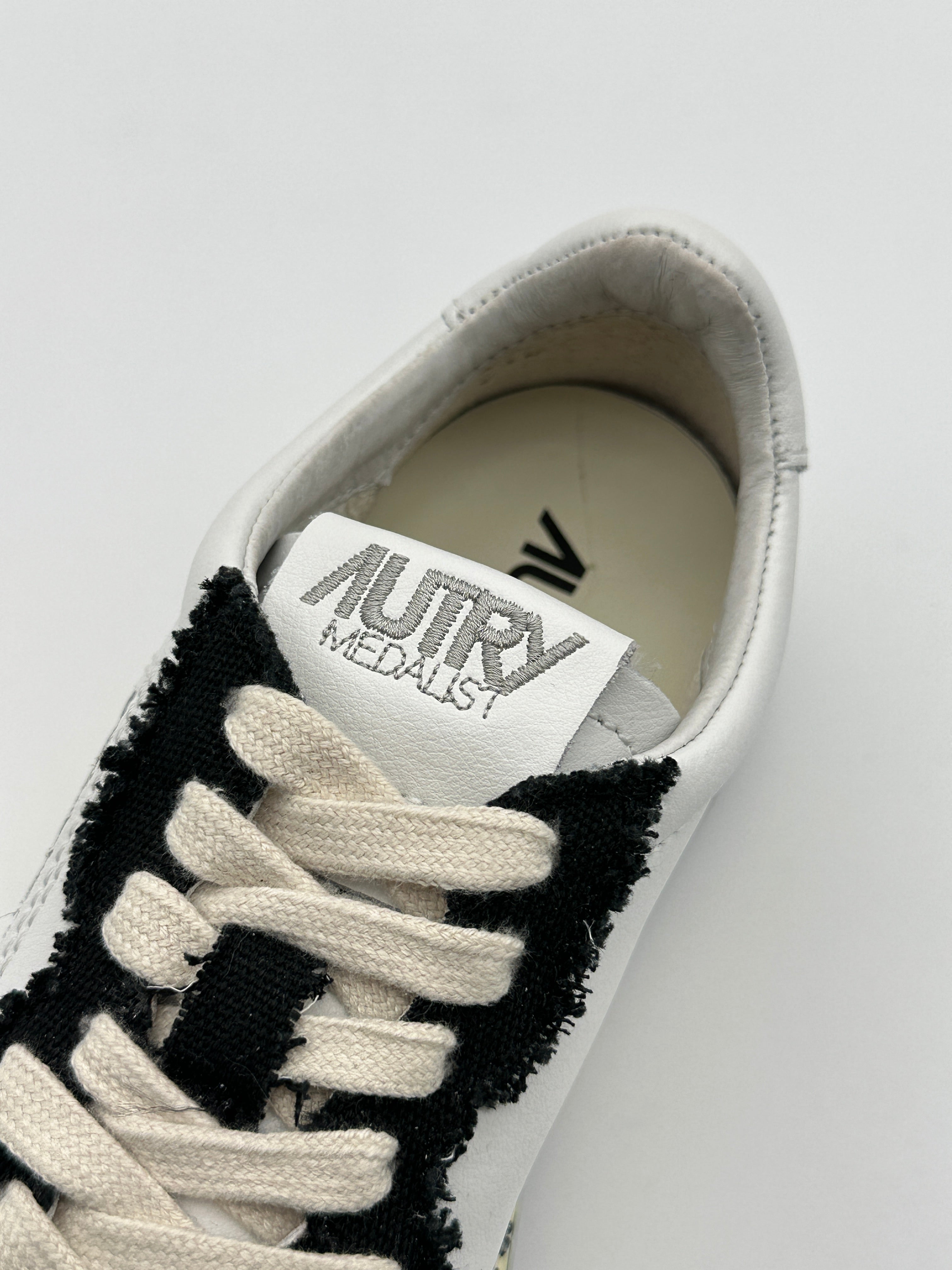 Medalist Low Sneakers Black Canvas