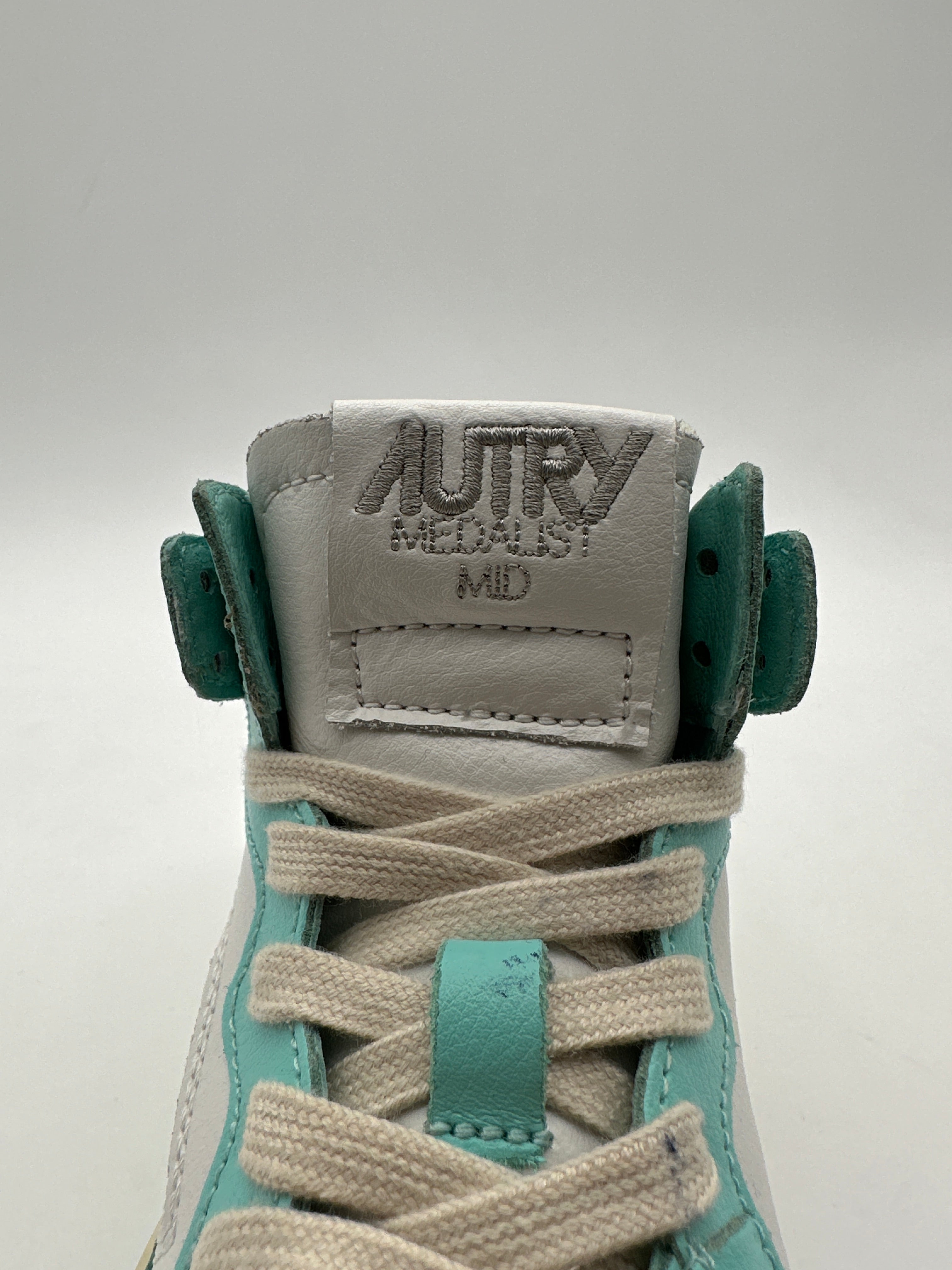 Autry 01 Mid Sneakers