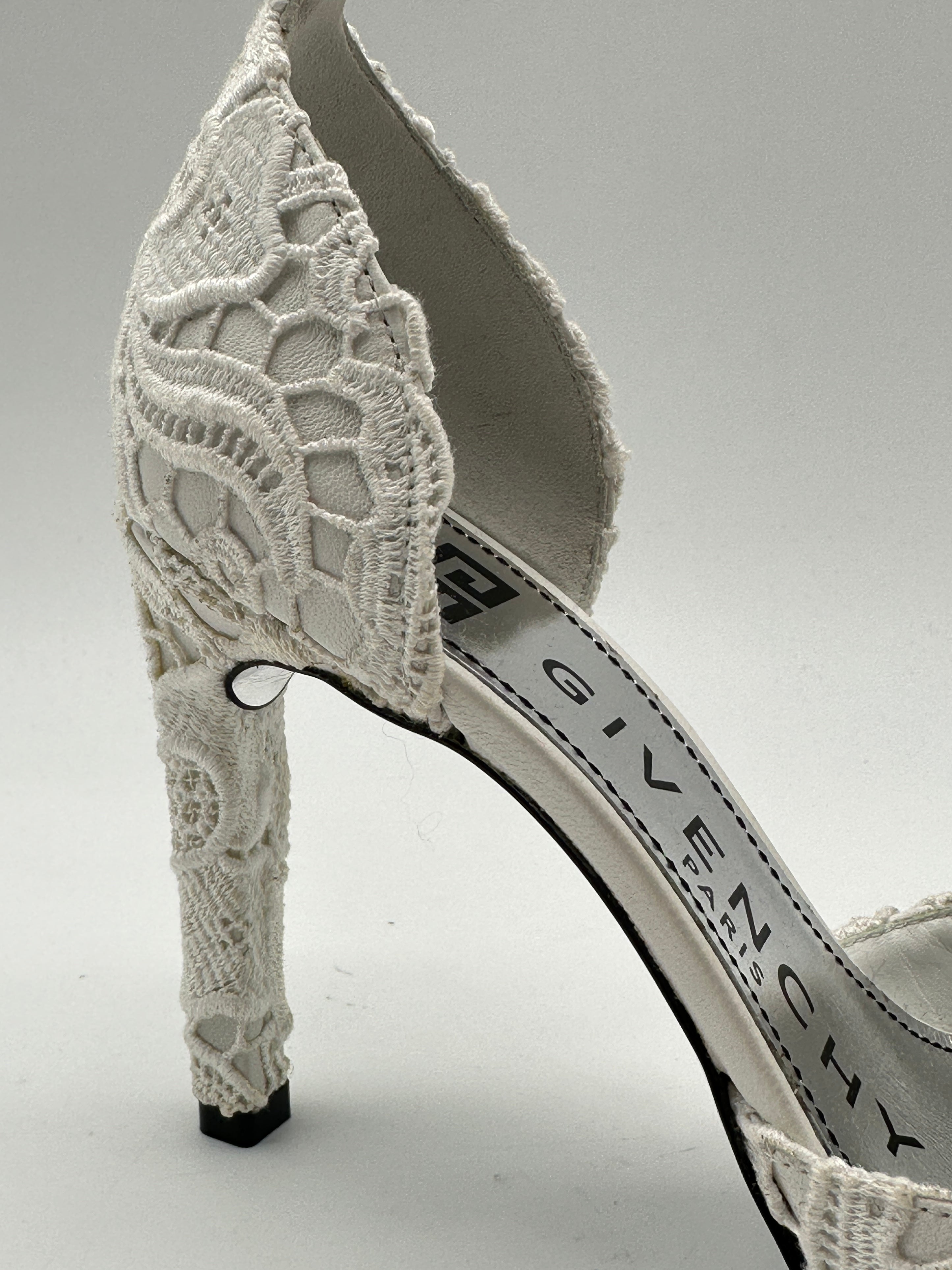 Décolleté In Pizzo Bianco Con Cinturino Alla Caviglia
