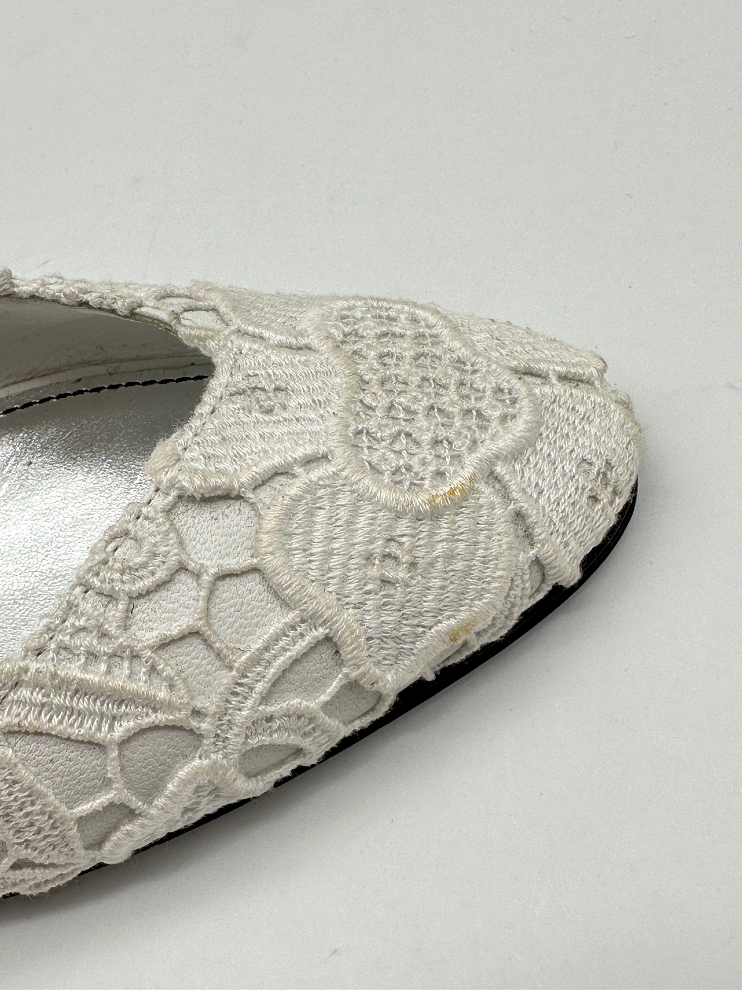Décolleté In Pizzo Bianco Con Cinturino Alla Caviglia