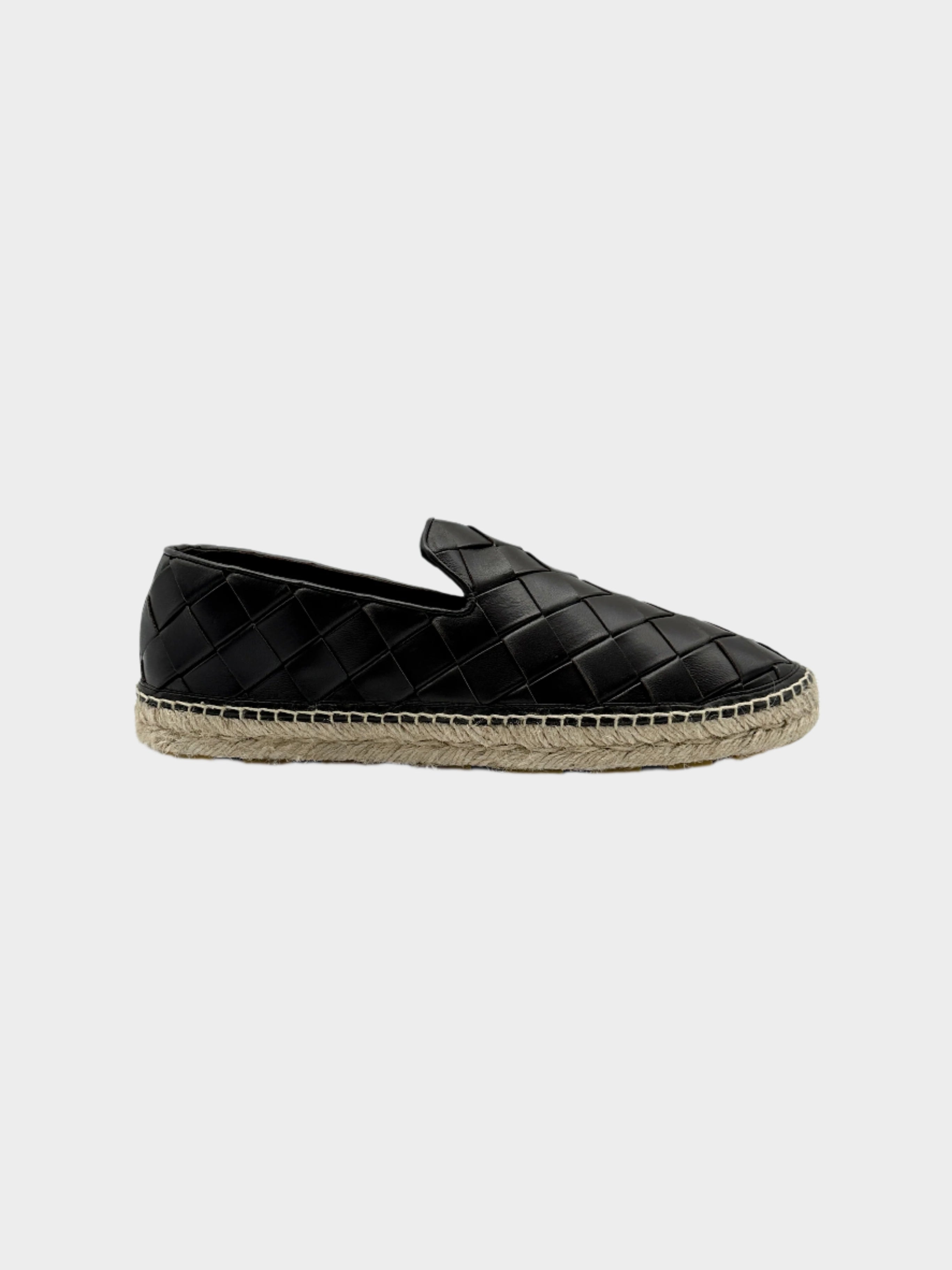 Espadrillas Bottega Veneta Jack in pelle nera intrecciata. Suola in corda e design slip-on per un mix di eleganza e comfort estivo.