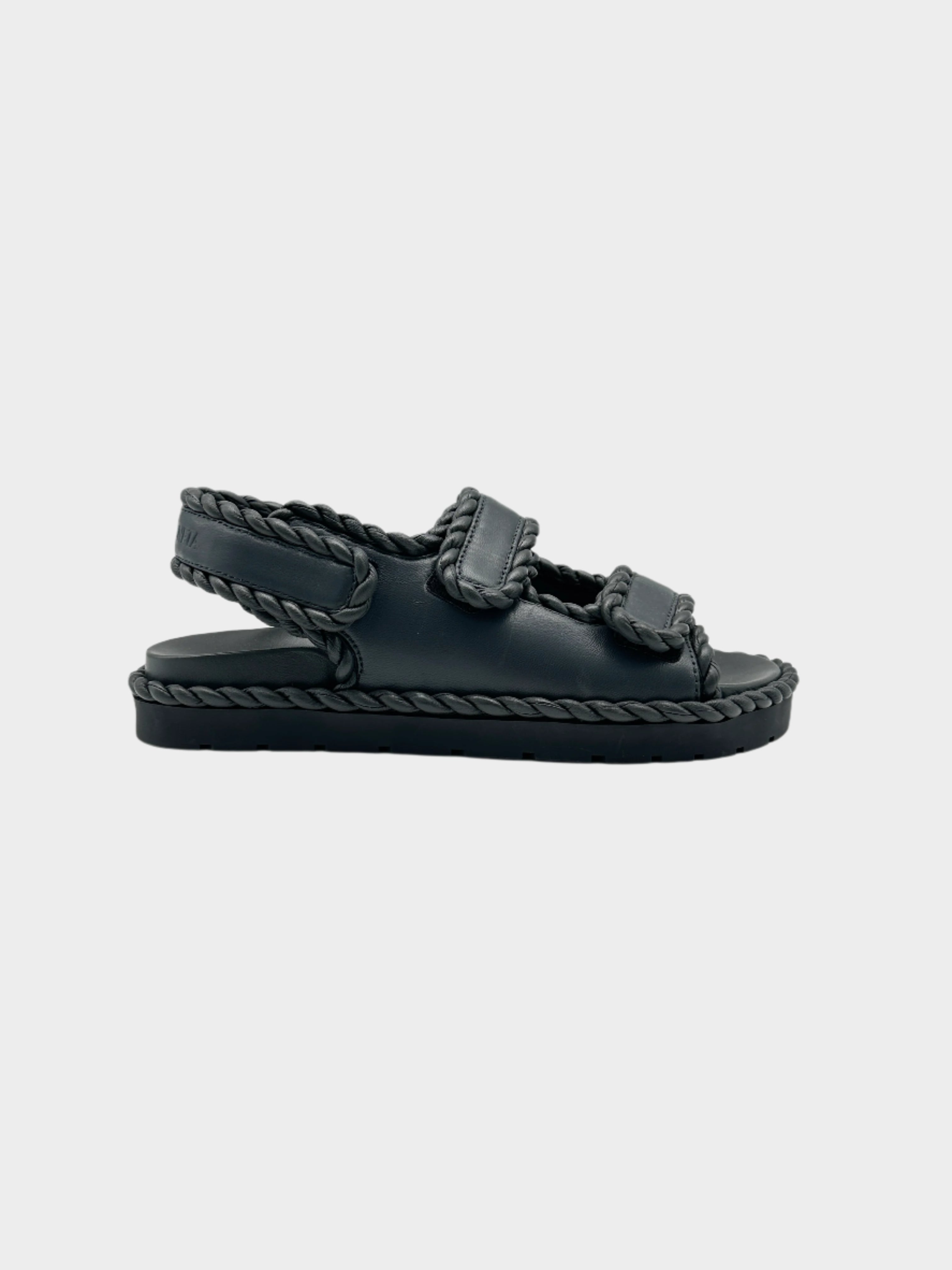 Sandali Bottega Veneta Jack in pelle nera con dettagli intrecciati. Doppia fascia regolabile e suola robusta per comfort e stile raffinato.