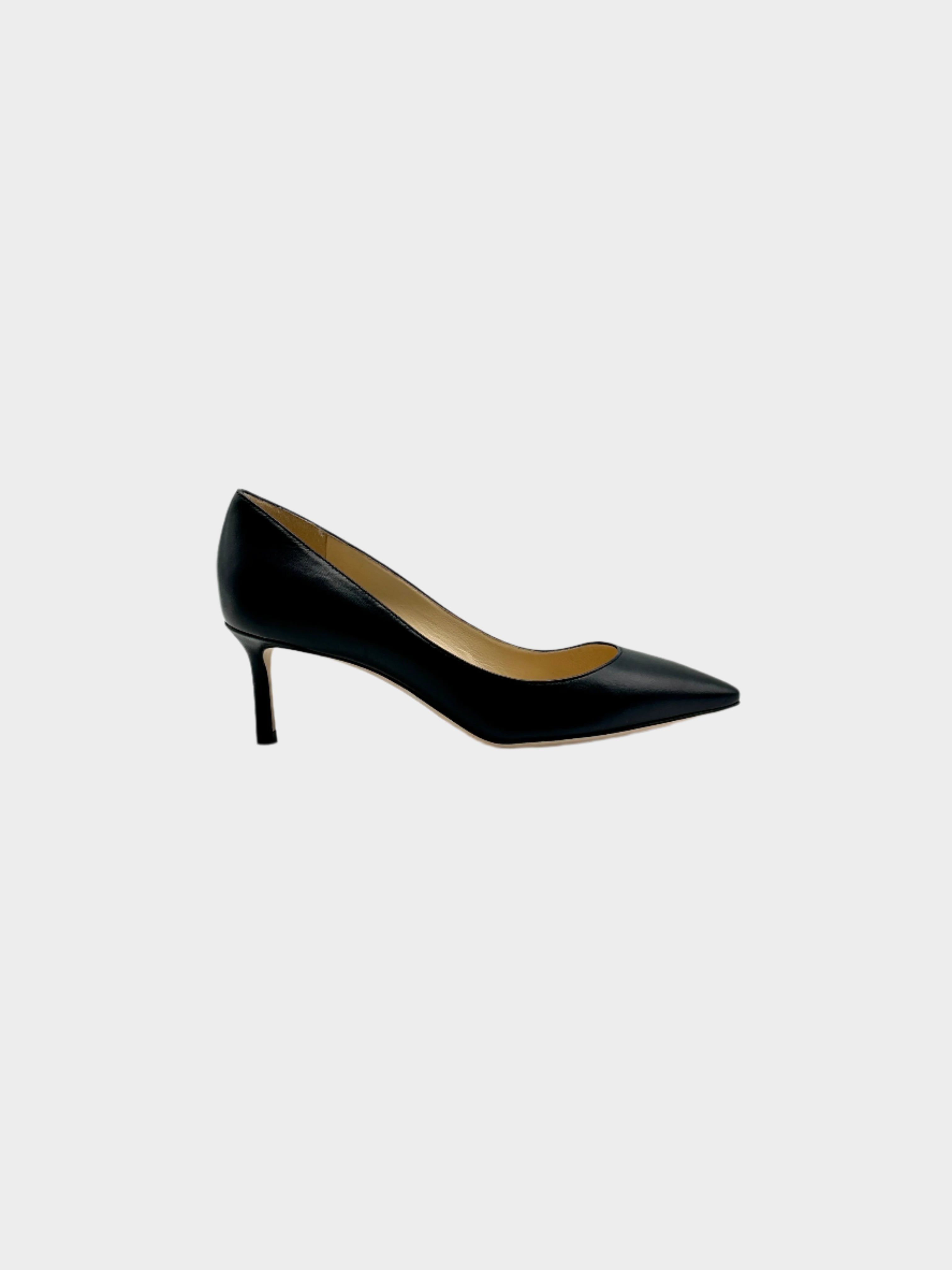 Un’icona di stile: le décolleté nere Jimmy Choo con tacco medio e punta affusolata. Perfette per un look elegante e senza tempo. Qlhype