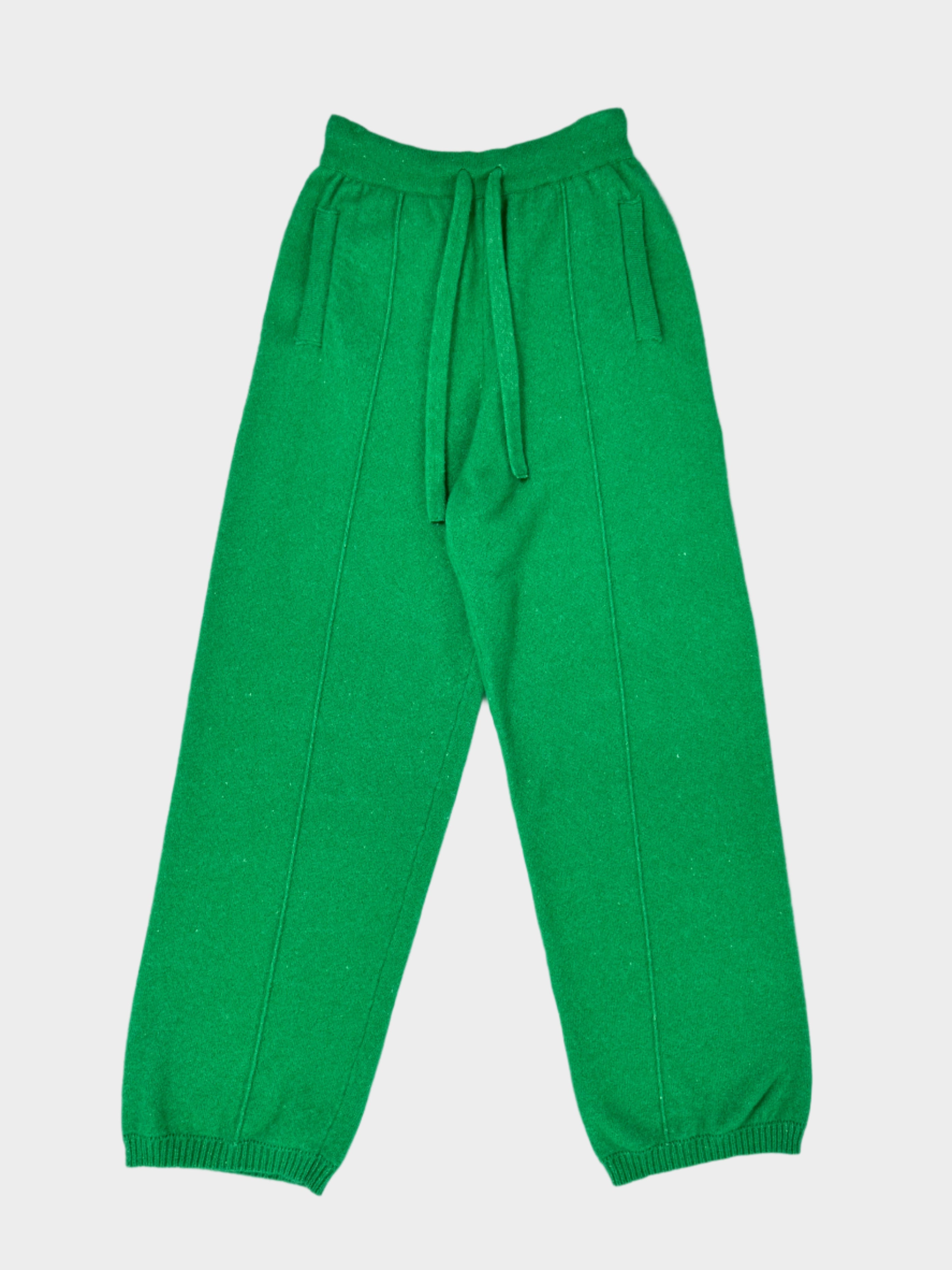 Scopri il pantalone in cashmere verde di Laneus. Comfort e stile premium per un look rilassato e di tendenza. 