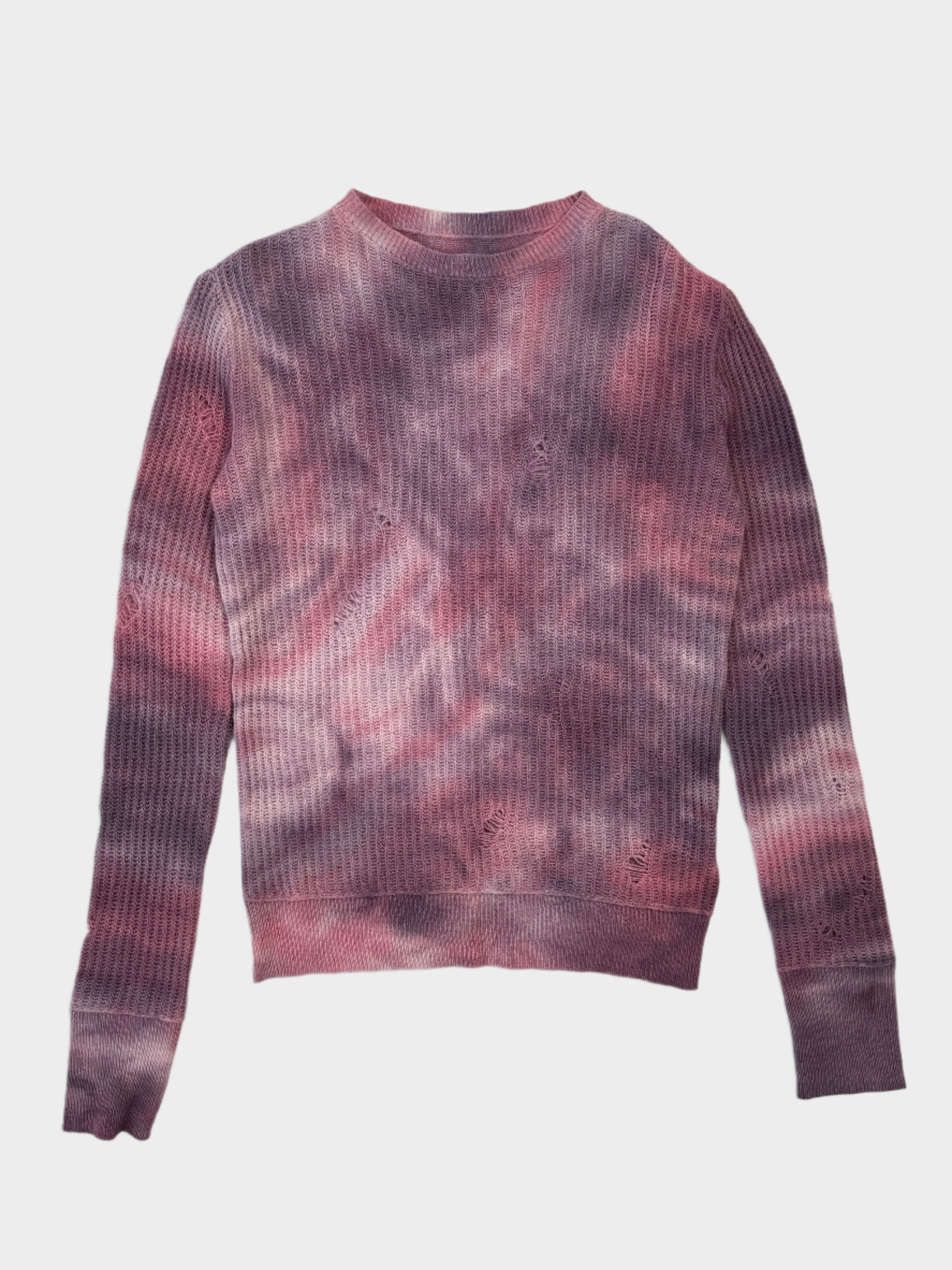 Maglione Amiri in lana a maglia waffle con effetto invecchiato. Design tie-dye nei toni lilla e rosa, con dettagli distressed per un look vintage e casual-lusso. Vestibilità comoda e stile contemporaneo.