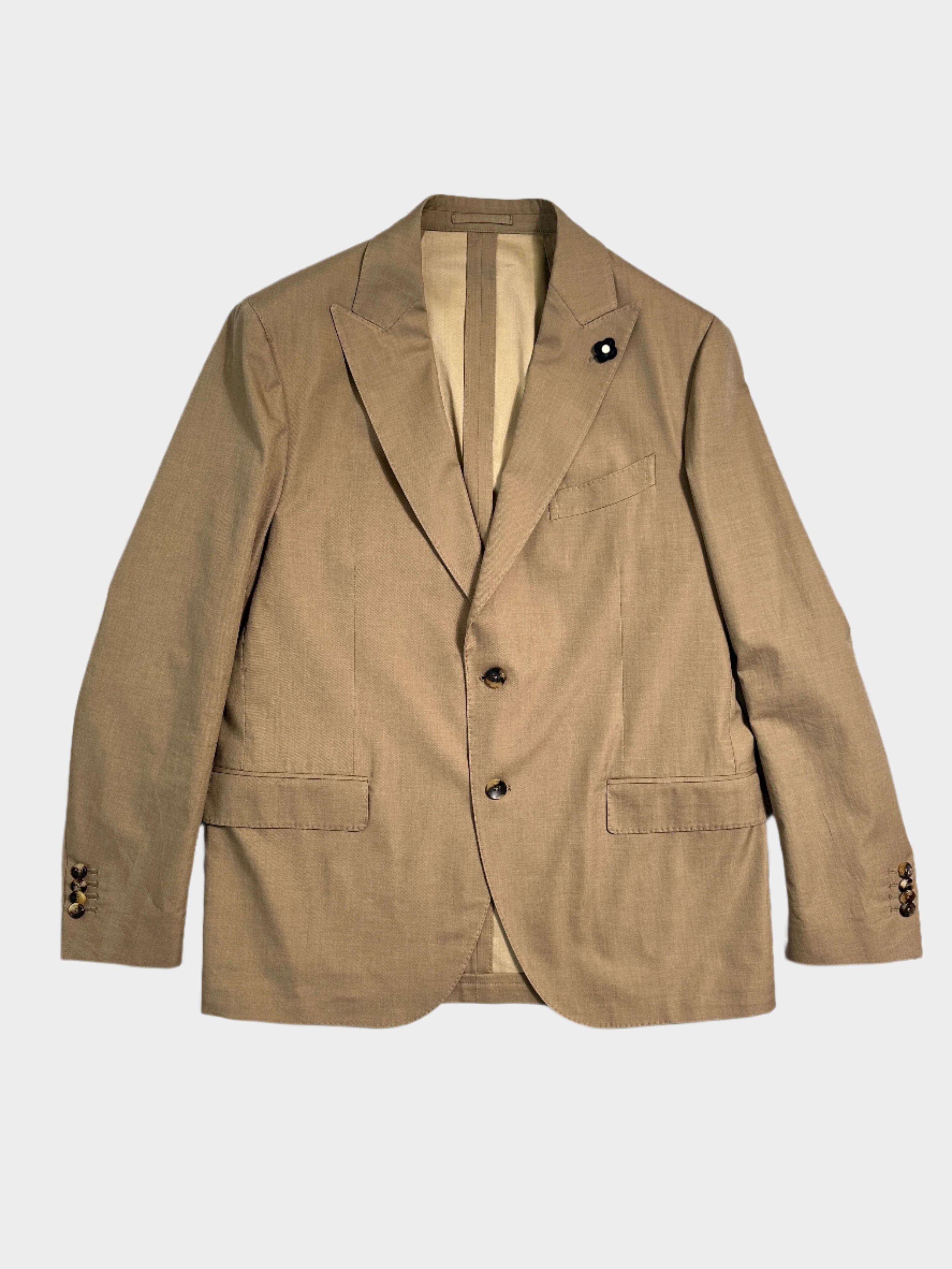 Blazer Lardini beige monocromo con chiusura a due bottoni. Design sartoriale, tasche a filetto e spilla iconica sul rever per un look elegante.