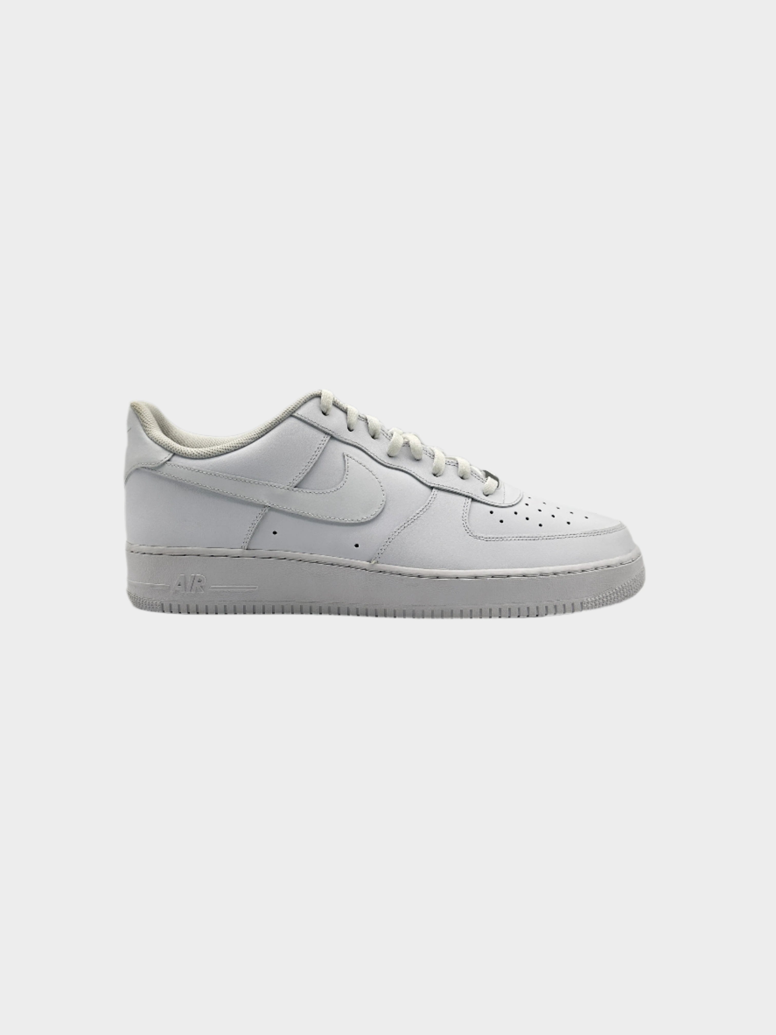 Acquista le Nike Air Force 1 '07 CW2288-111 bianche: sneakers iconiche in pelle premium con stile versatile, comfort ideale e look senza tempo.