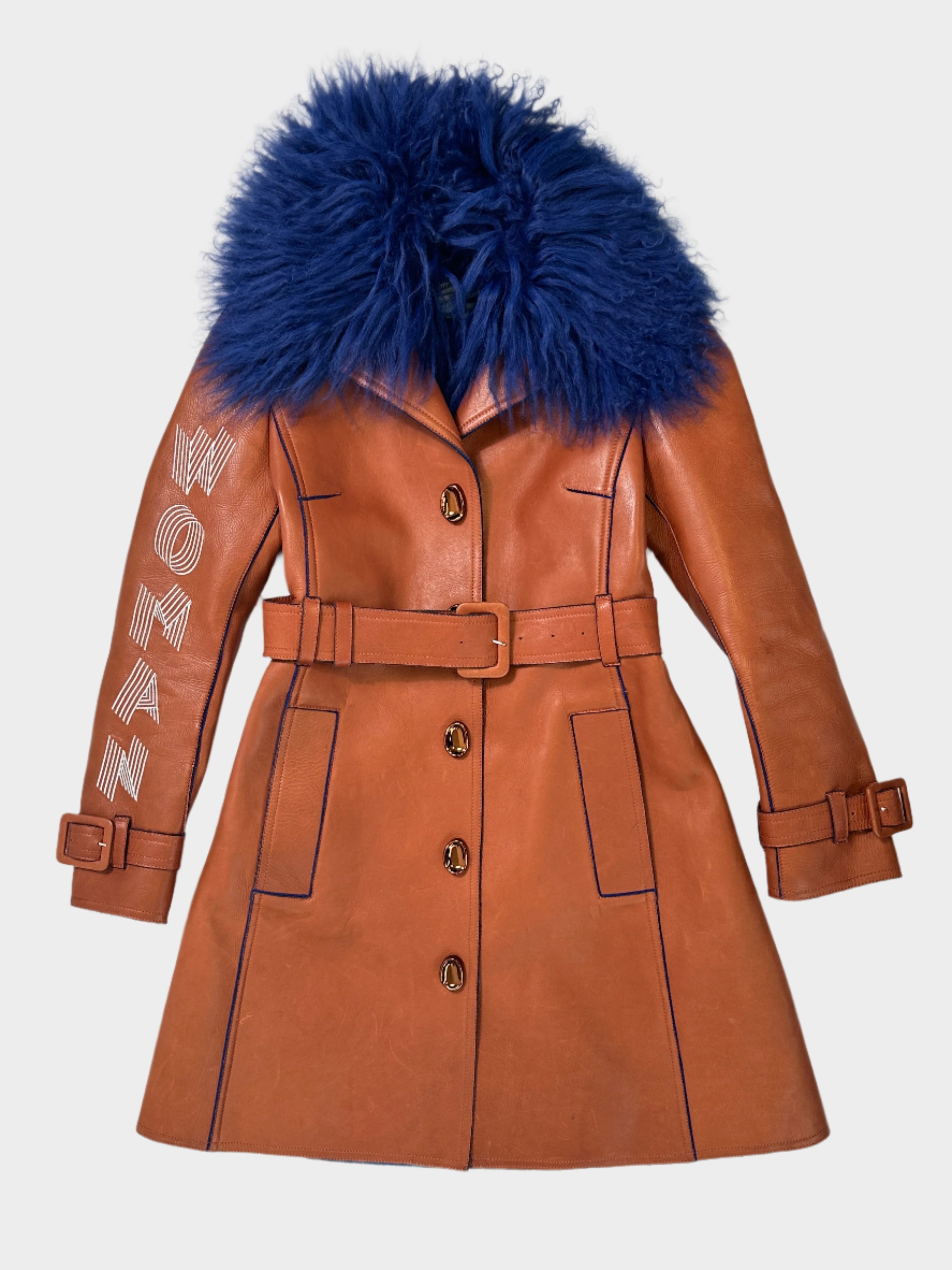  Scopri il cappotto in pelle Off-White con collo in pelliccia removibile, dettagli ricamati, cintura regolabile e bottoni dorati. Stile esclusivo e design iconico