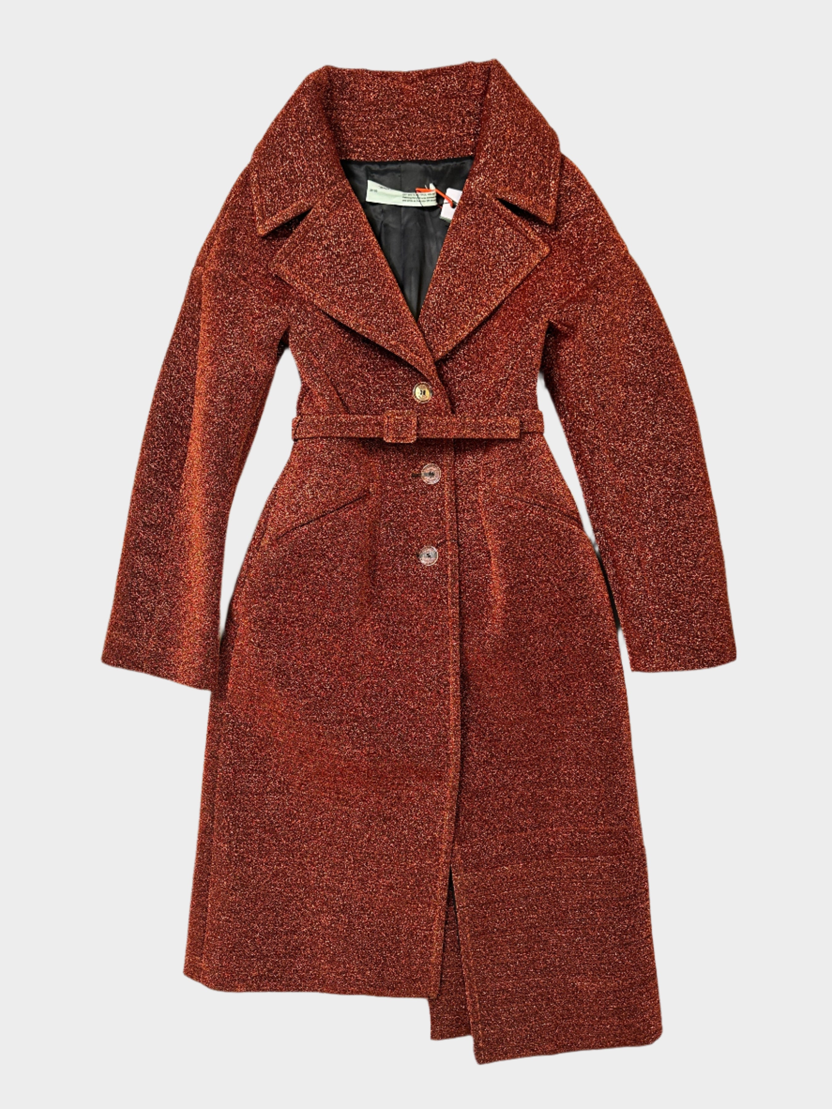 Scopri il cappotto Off-White in tweed metallizzato color rame con rever a lancia, cintura e bottoni trasparenti. Un mix perfetto tra eleganza e modernità