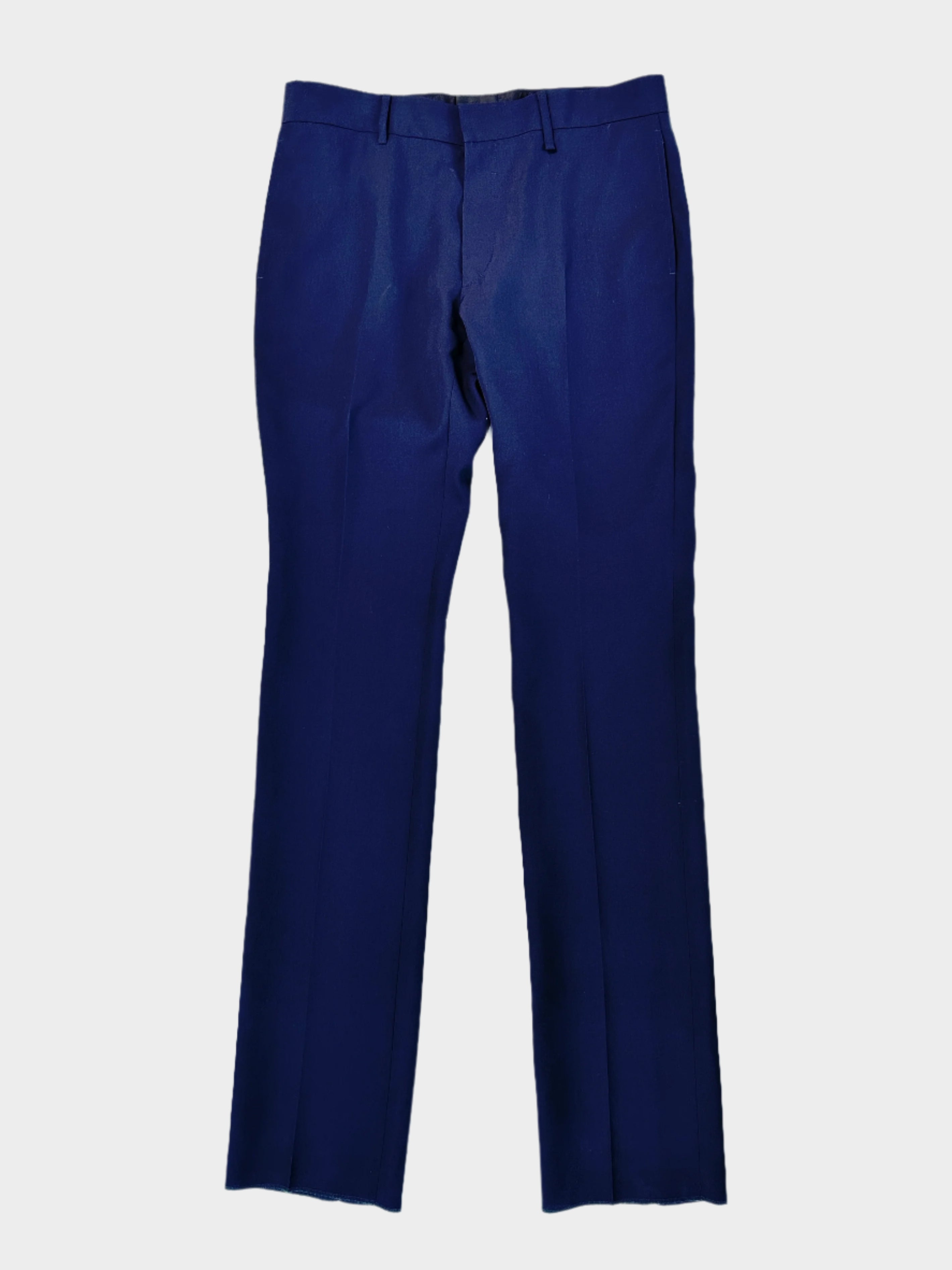 Pantaloni eleganti Givenchy blu scuro con taglio sartoriale. Vestibilità slim, piega centrale e passanti per cintura. Perfetti per un look raffinato.