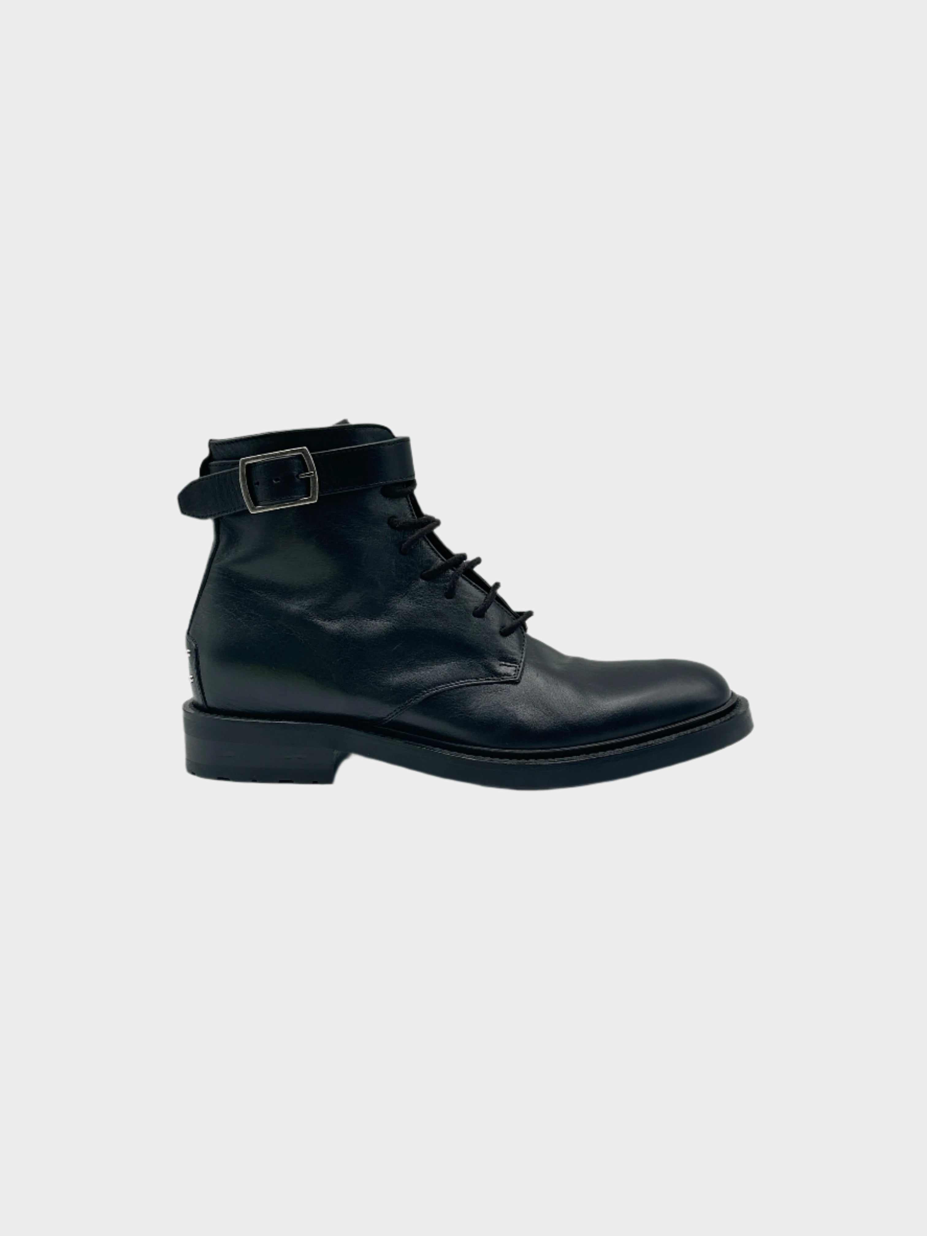 Scopri lo stivaletto stringato in pelle nera di Saint Laurent. Design raffinato e dettagli iconici per un look sofisticato.