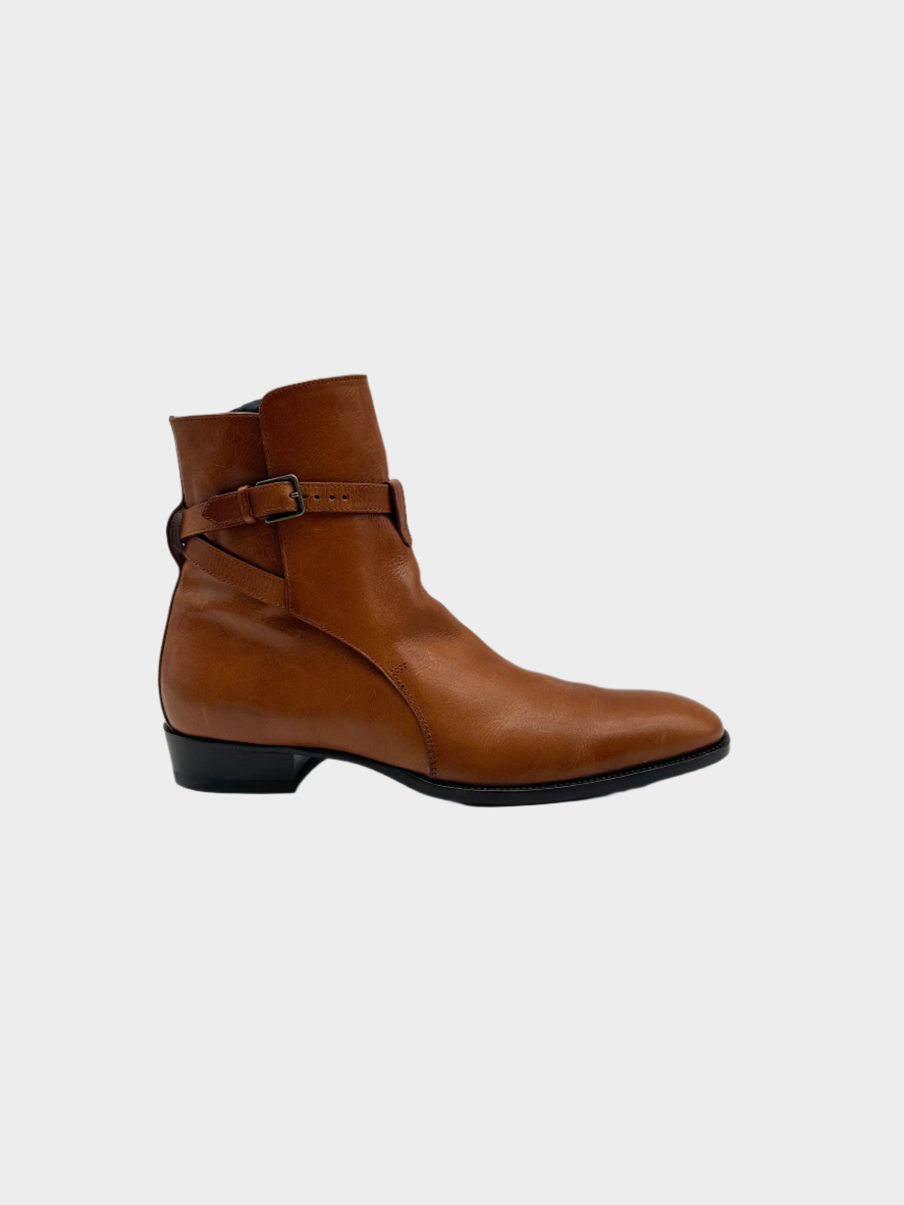 Scopri lo stivaletto in pelle cuoio di Saint Laurent con cinturino intrecciato. Design elegante e dettagli iconici.