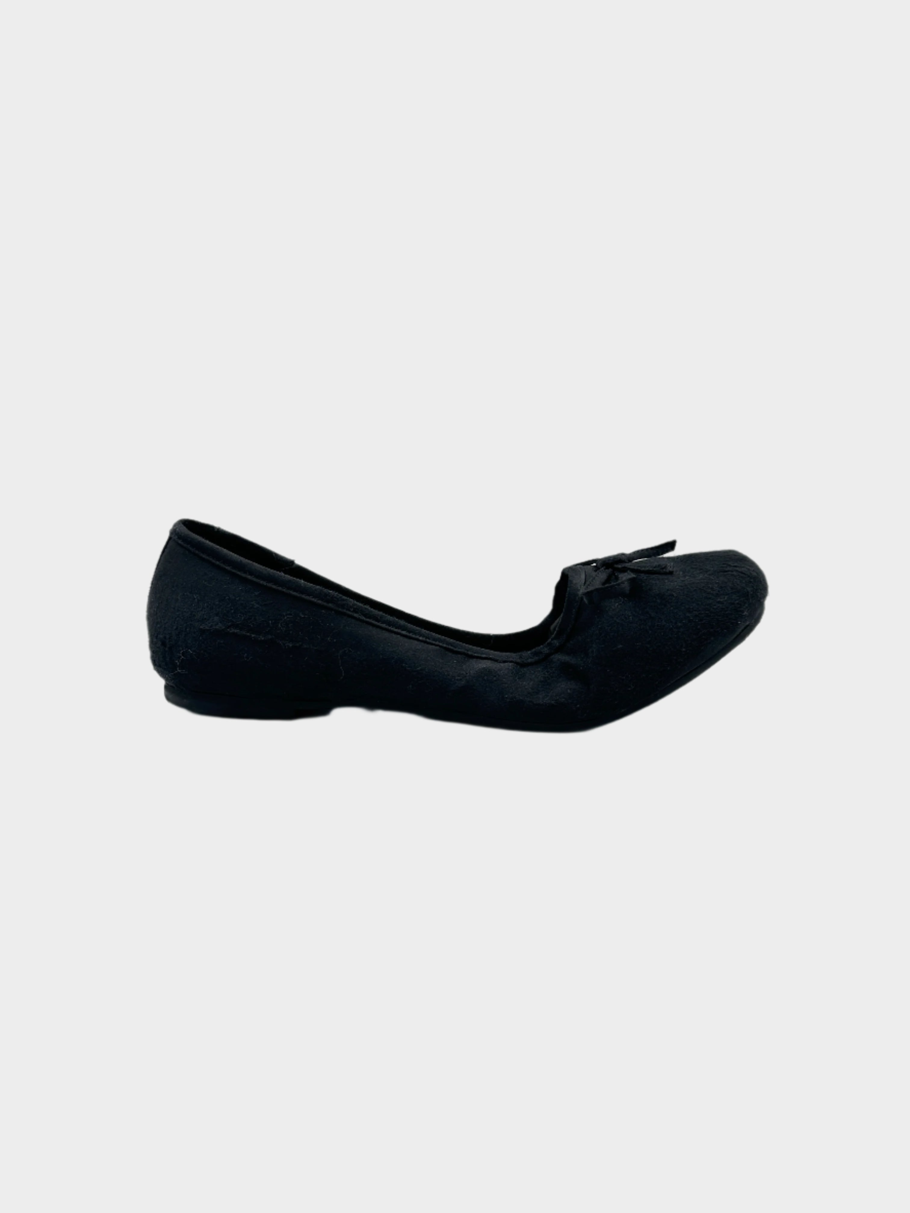 Ballerine Balenciaga in raso nero con fiocco sulla punta. Design elegante e minimal, suola flessibile per massimo comfort. Perfette per un look raffinato.