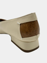 Cream-colored shoe with iconic heel detail -  | dBlank