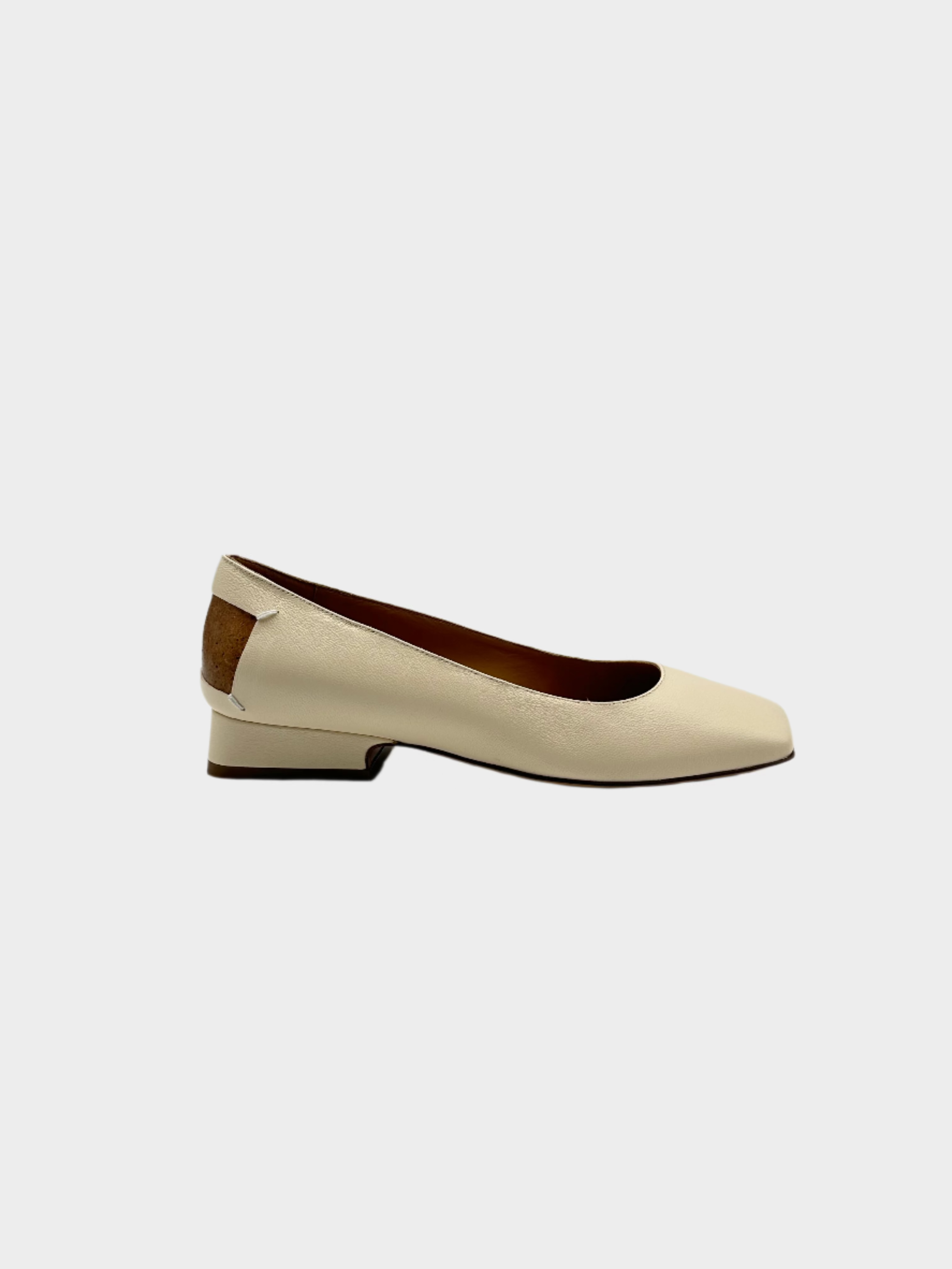 Maison Margiela, scarpa flat donna, scarpa color crema, pelle di lusso, dettaglio sughero, moda contemporanea