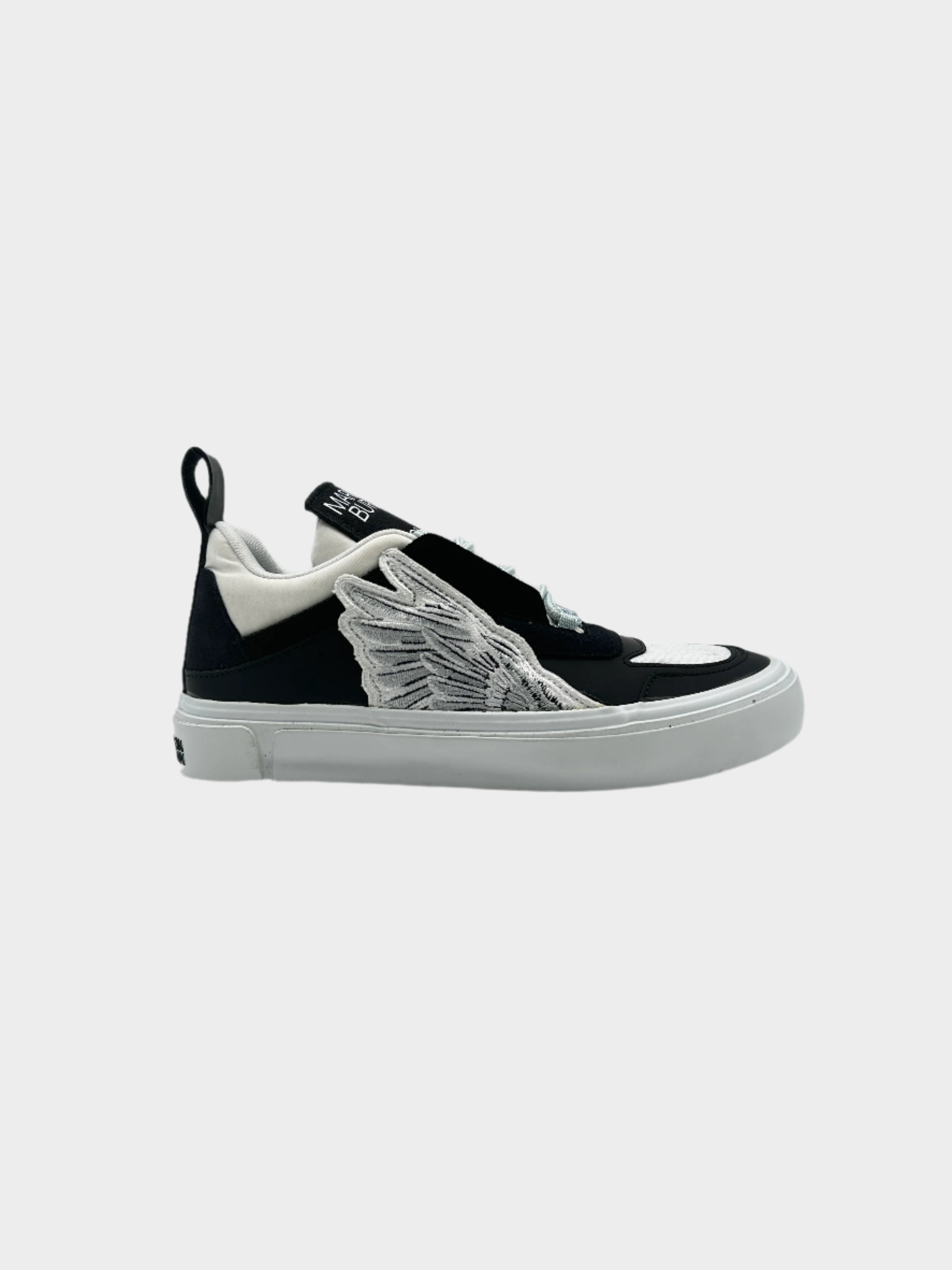 Sneakers slip-on Marcelo Burlon 'Side Wings' in nero e bianco. Caratterizzate da un ricamo ad ala laterale in tonalità contrastante, suola in gomma bianca e linguetta con branding. Un mix di stile streetwear e design iconico per un look distintivo.