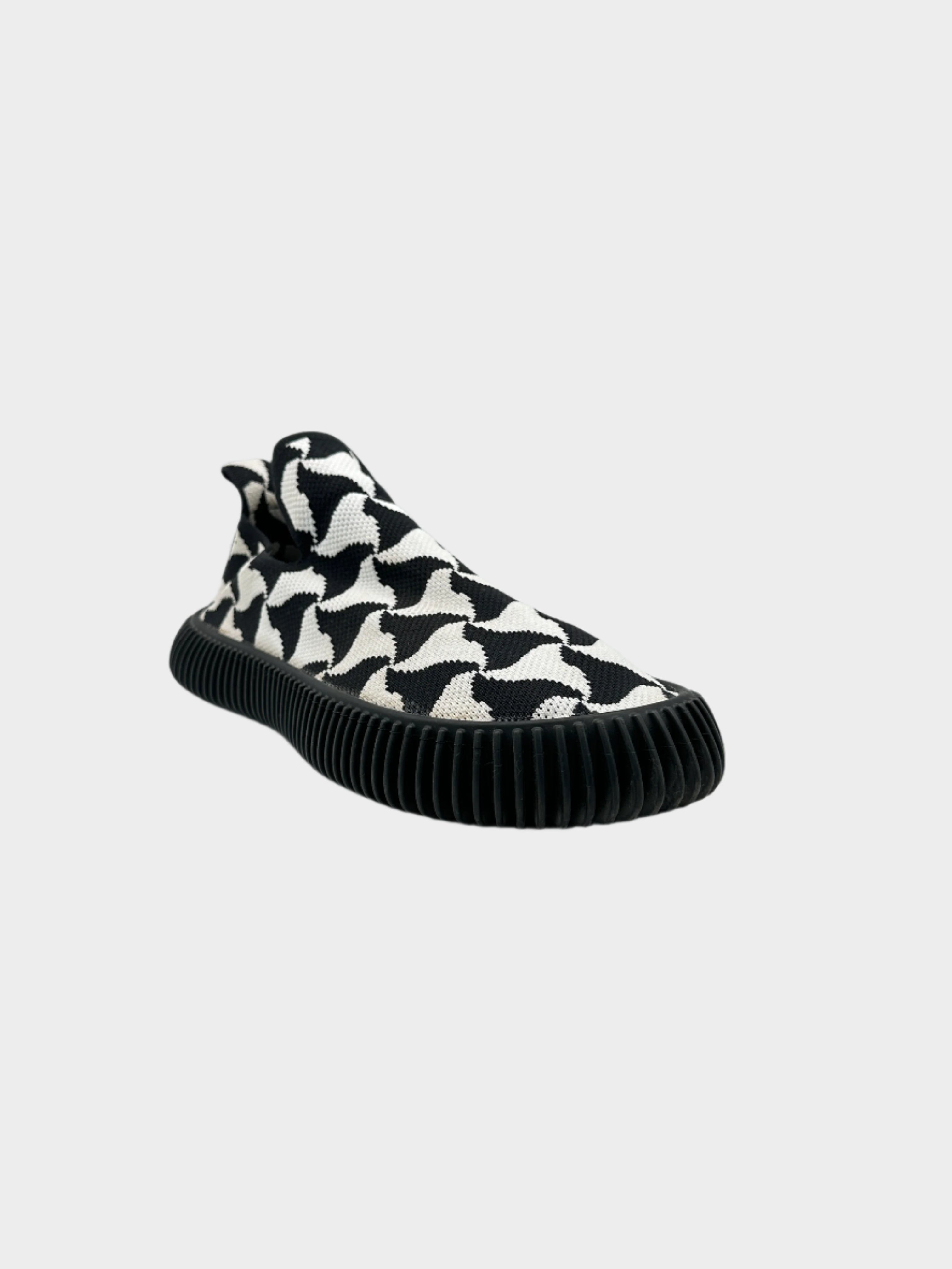 Sneaker Bottega Veneta slip-on in maglia bianca e nera con motivo astratto e suola nera spessa a coste