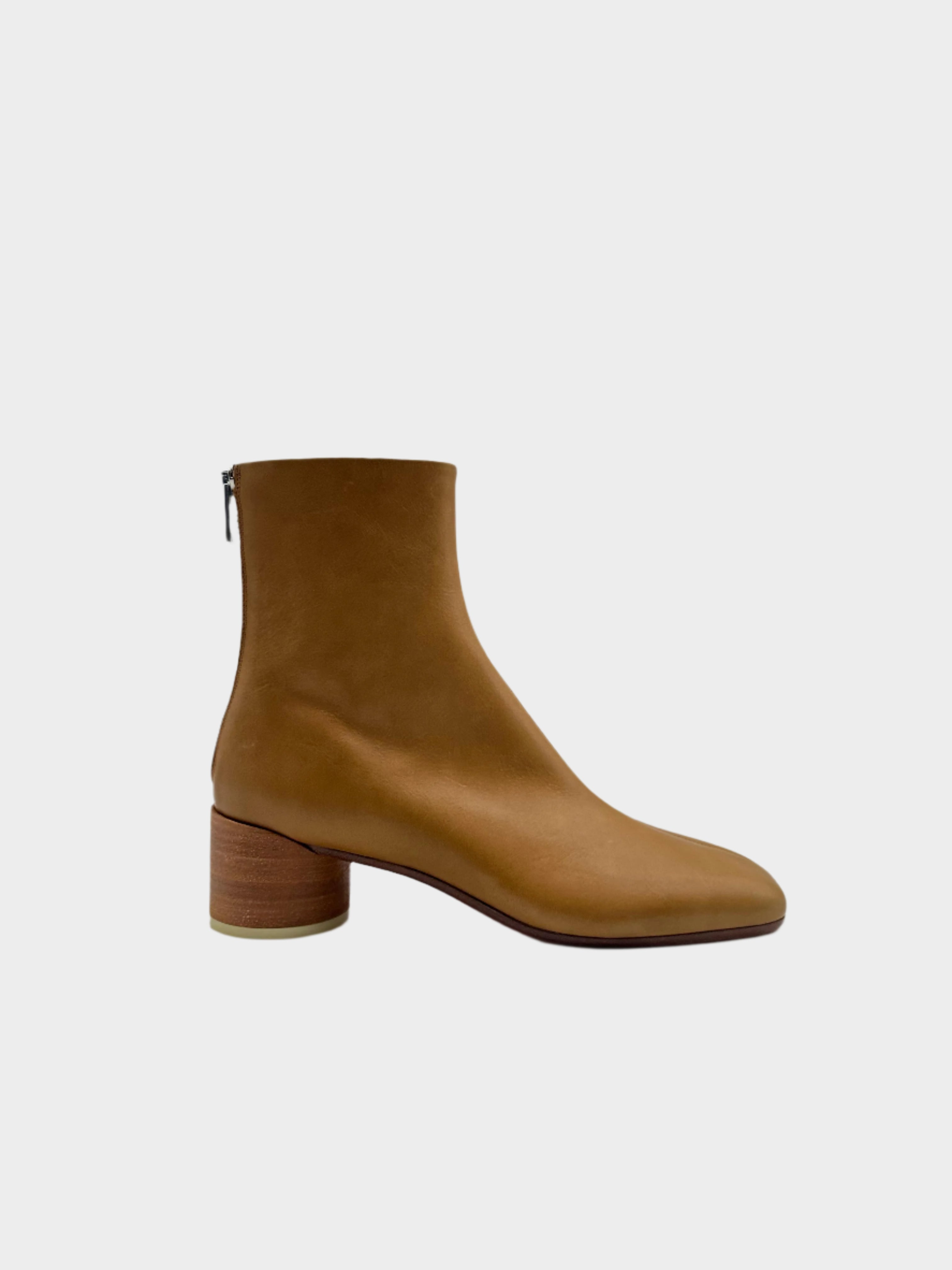 Stivaletto Maison Margiela in pelle nera con cuciture iconiche. Design minimalista, zip laterale e suola in gomma antiscivolo. Acquista ora su Qlhype.
