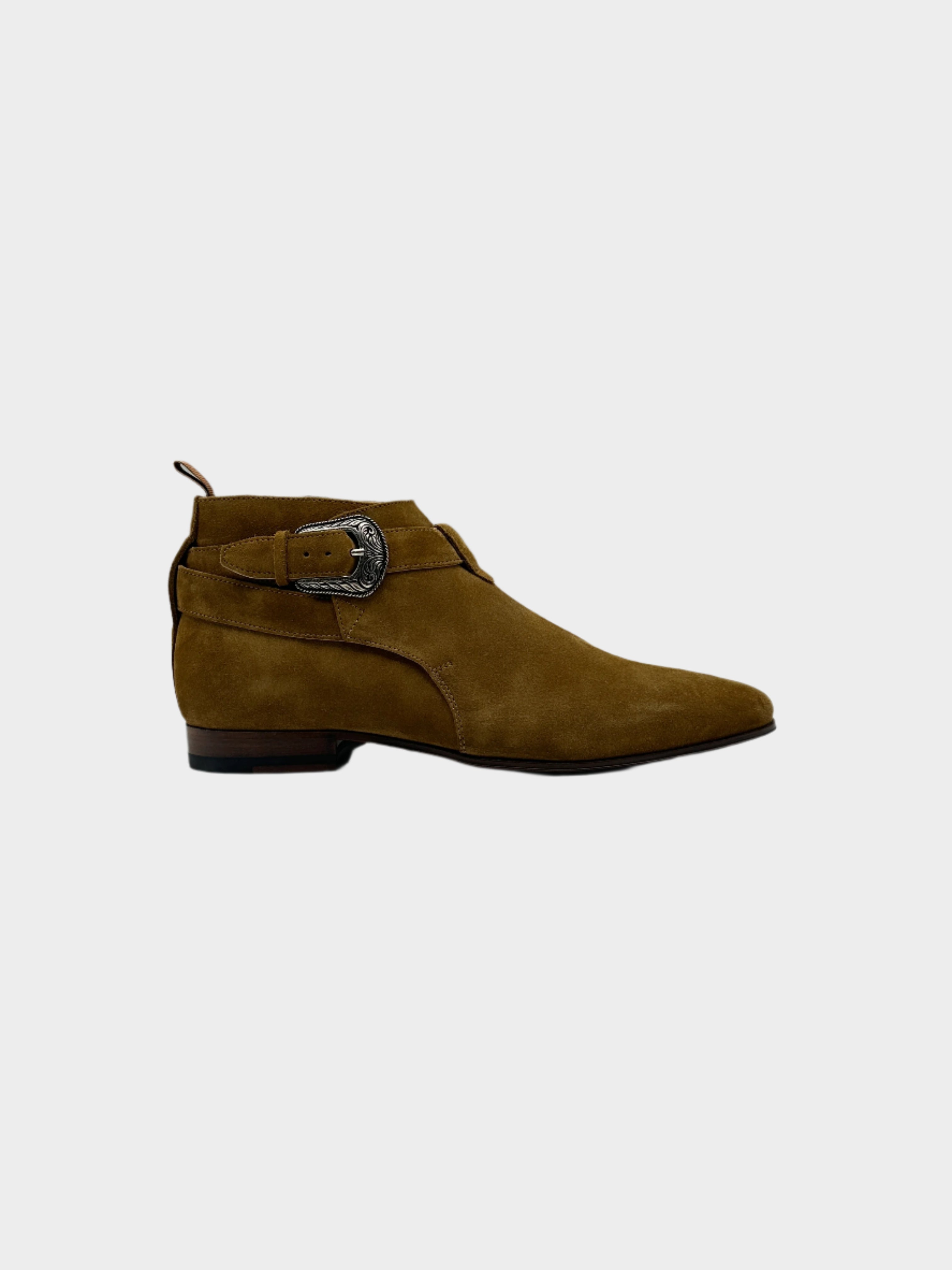 Scopri lo stivaletto in suede di Saint Laurent con fibbia western. Stile iconico e dettagli di lusso per un look sofisticato.