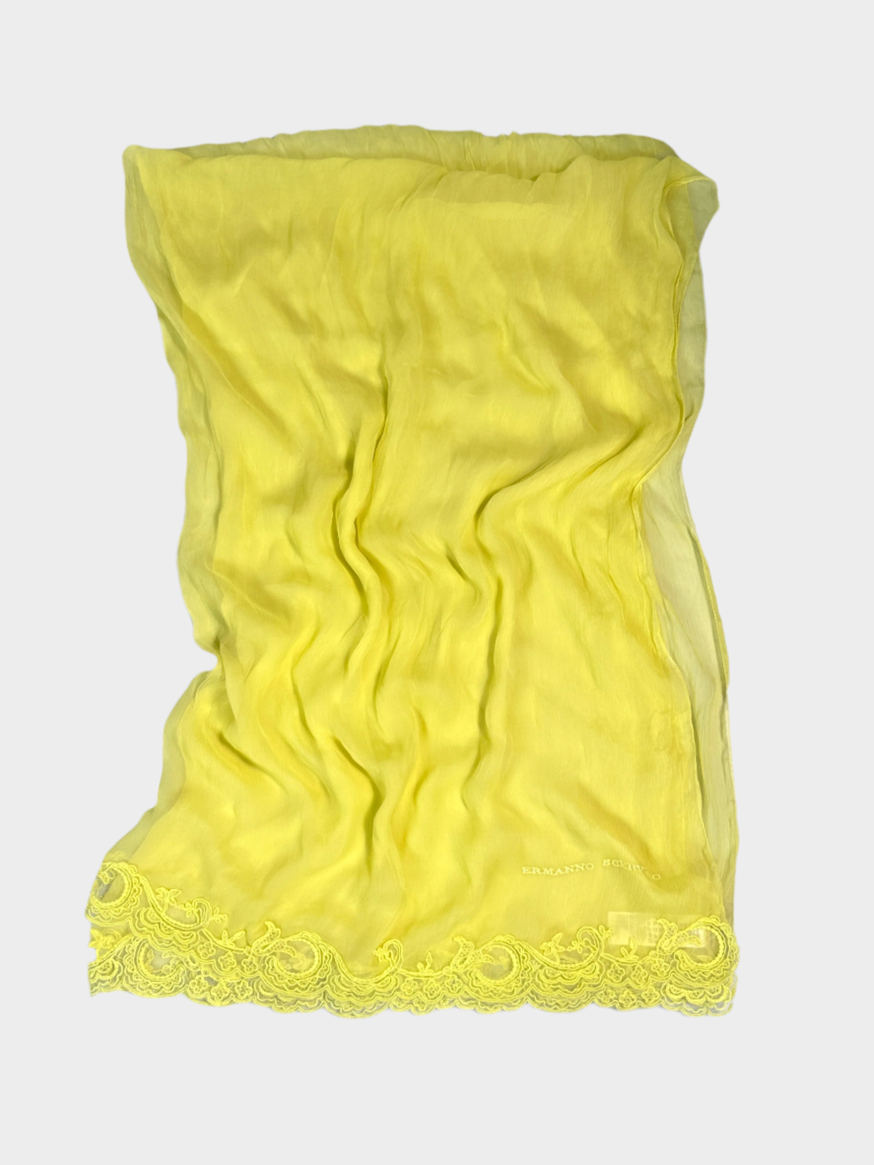 Scopri la stola in seta gialla trasparente di Ermanno Scervino con eleganti bordi in pizzo e logo ricamato. Perfetta per un look sofisticato. Acquista ora su Qlhype

