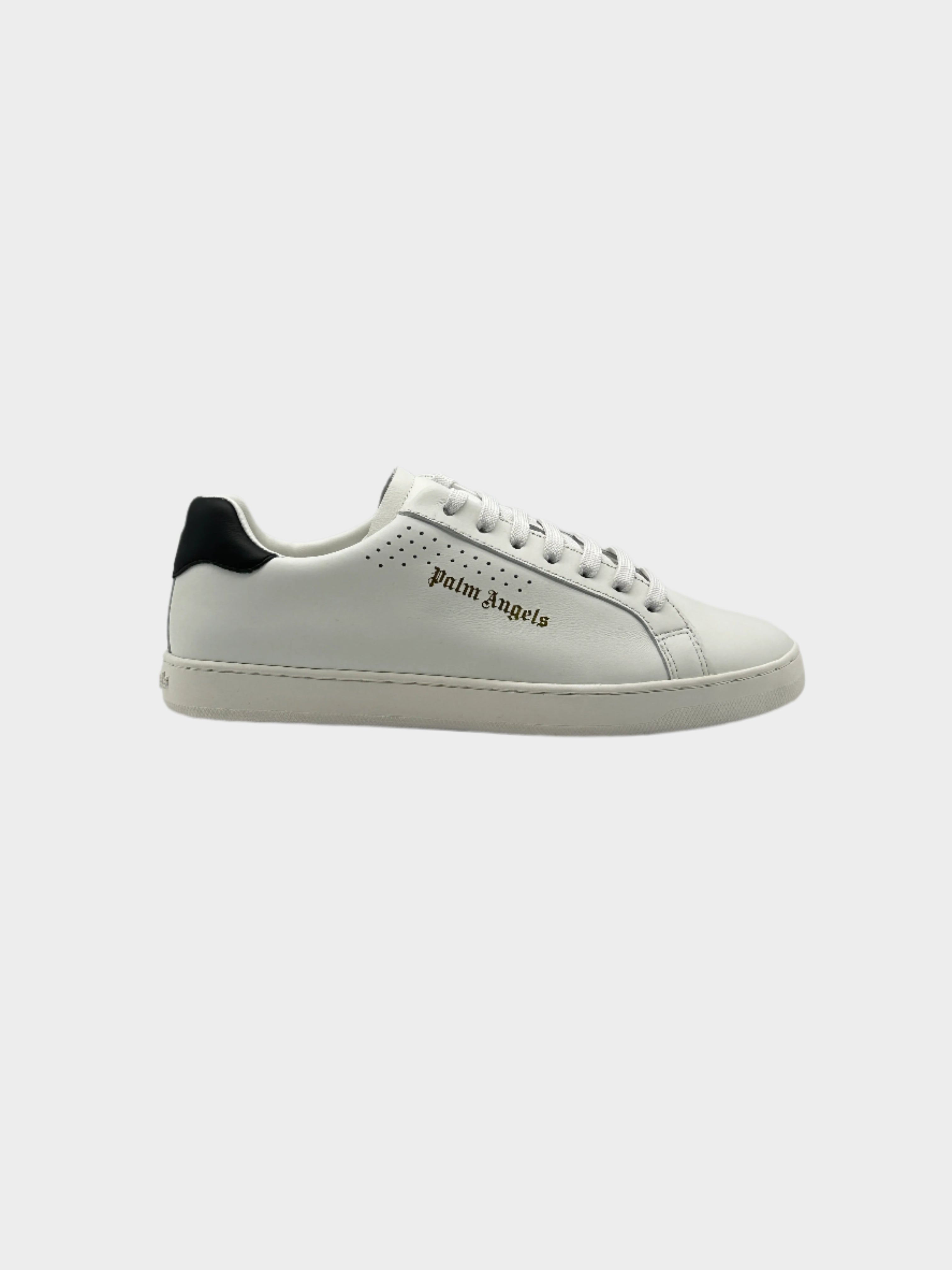 Sneakers Palm Angels bianche in pelle con logo laterale stampato, dettagli traforati e tallone nero a contrasto. Design minimal e versatile.