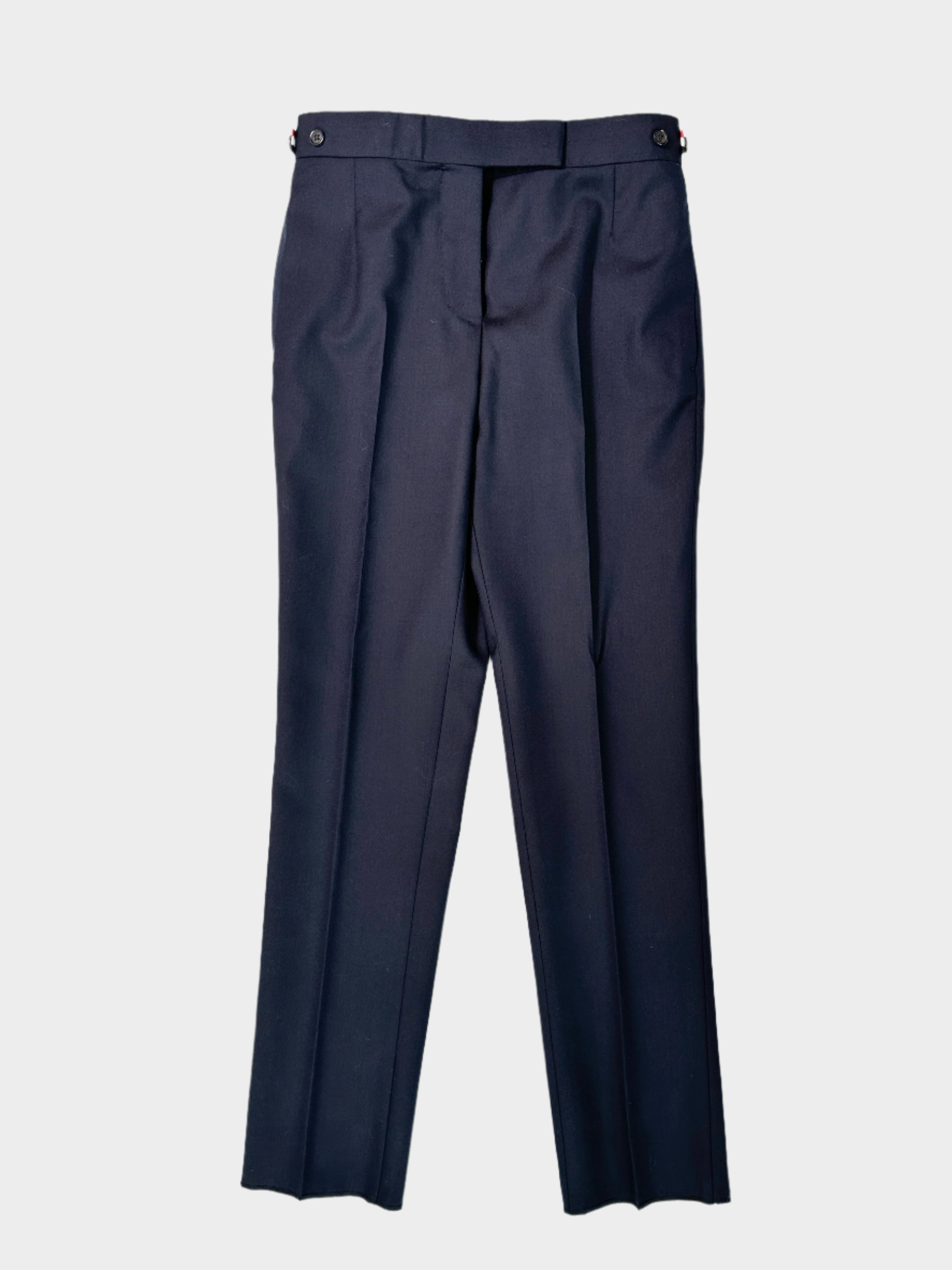 Scopri i pantaloni classici in lana blu navy di Thom Browne. Eleganza sartoriale e dettagli iconici per un look raffinato. 