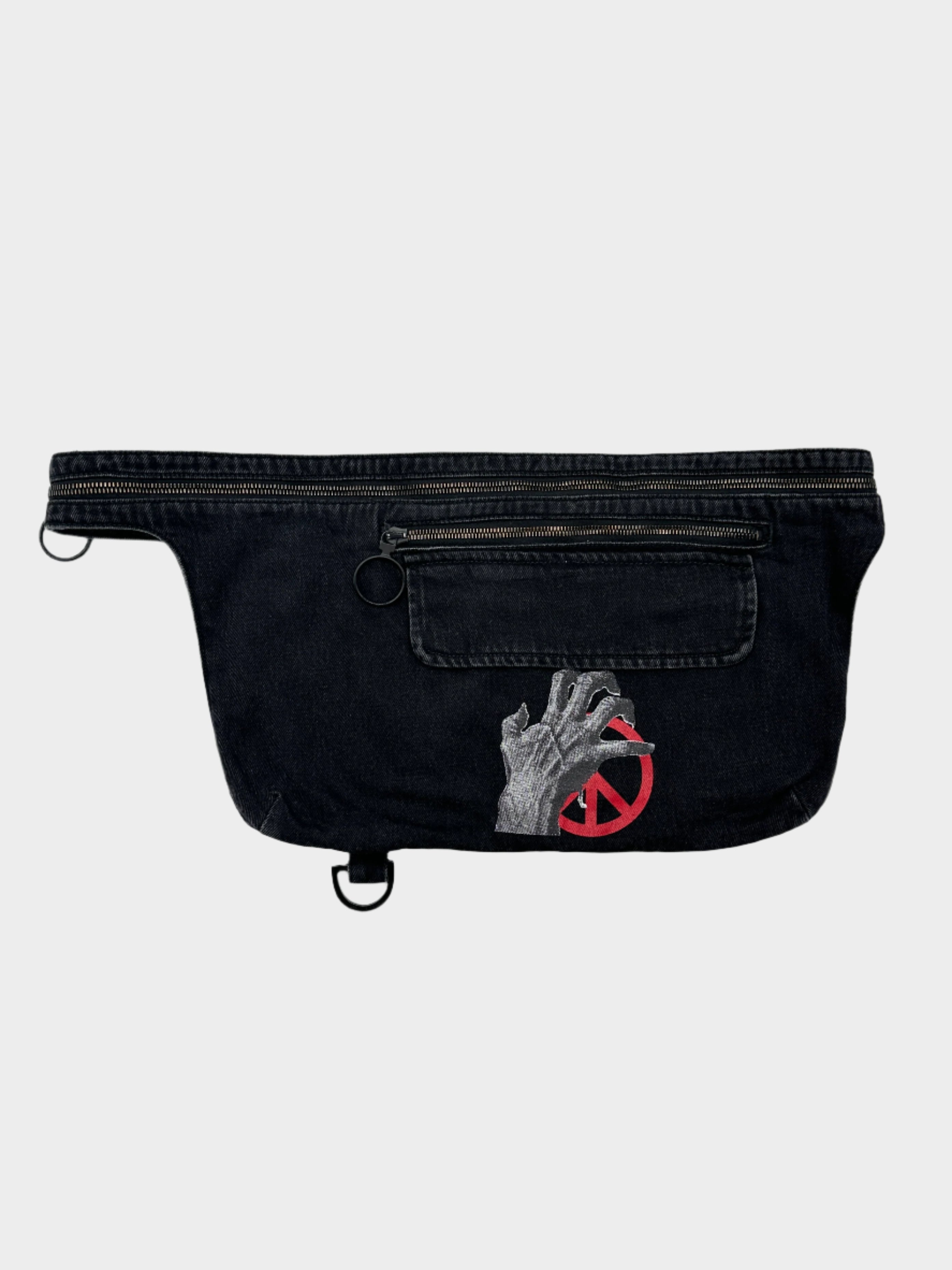 Scopri la waist bag di Undercover x Off-White 19AW in denim nero lavato. Design asimmetrico, zip multiple, flap pocket e stampa grafica esclusiva. Acquista ora su Qlhype